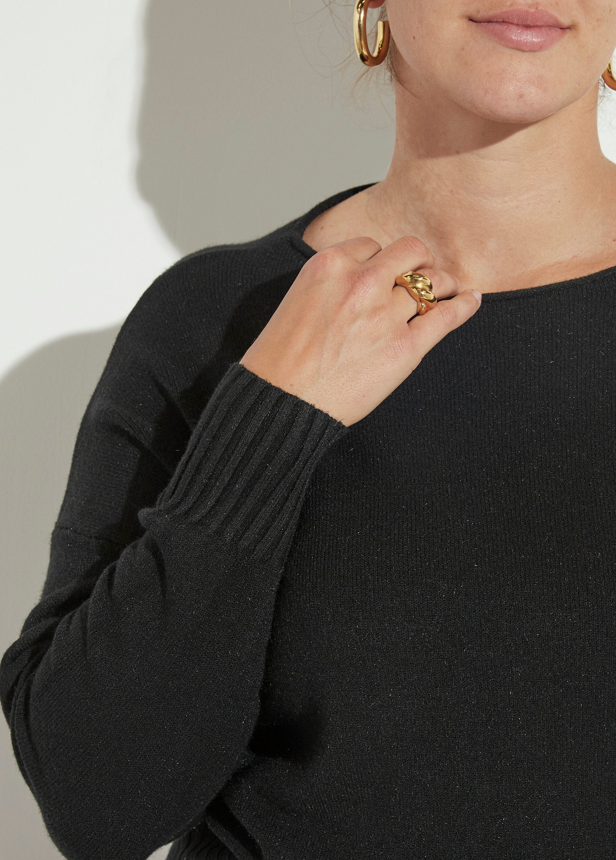 Suéter_de_cuello_barco_con_bordes_acanalados_Negro_DE1_curvy