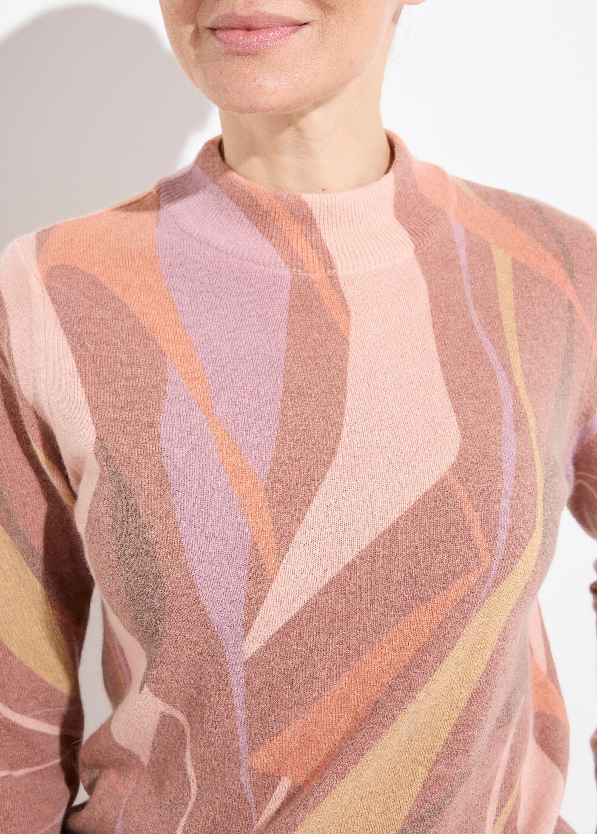 Suéter_fino_y_cálido_de_cuello_alto_con_lana_y_angora_estampada._avellana_y_beige_DE1_slim