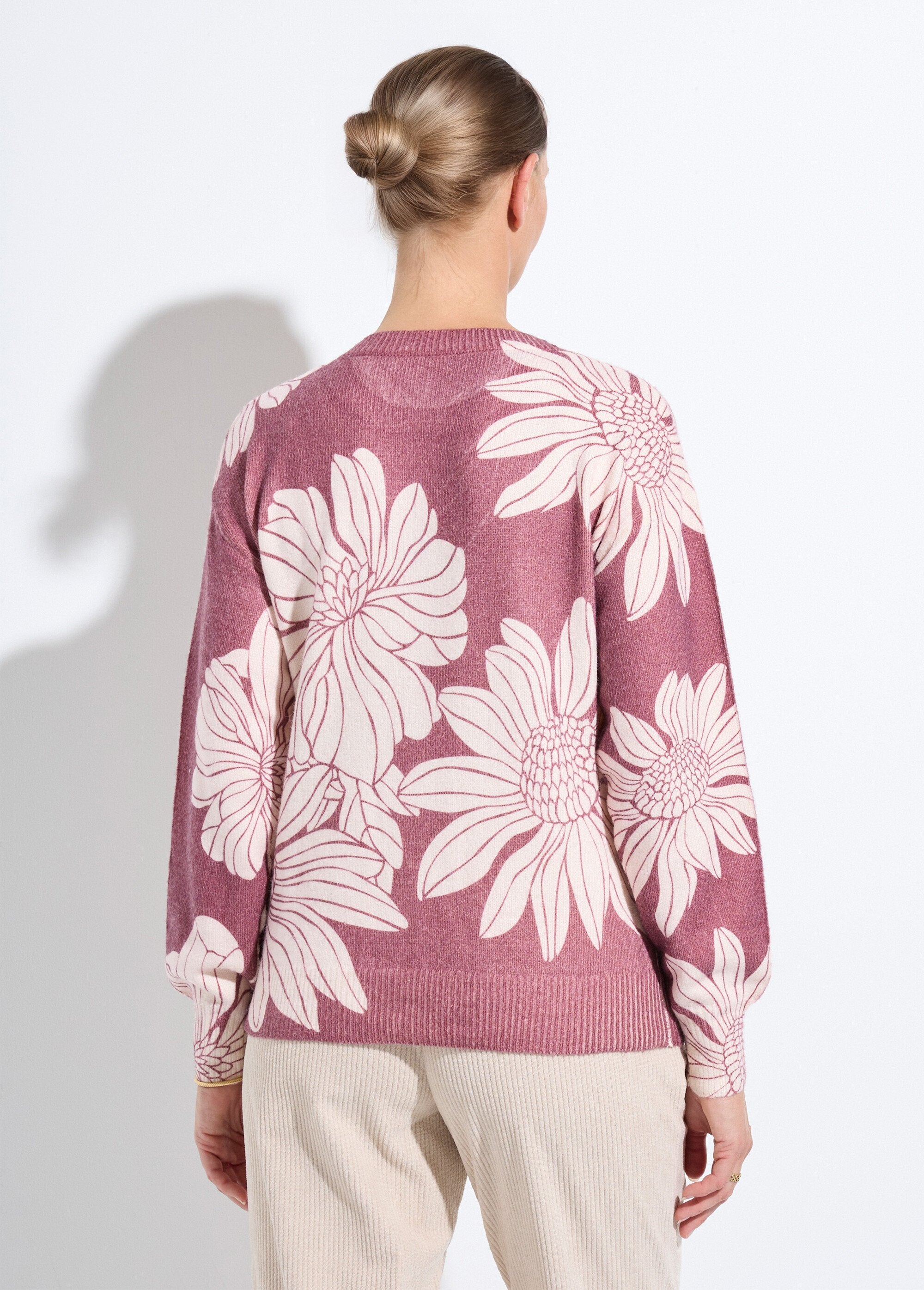Suéter_fino_con_estampado_floral_y_lentejuelas_y_cuello_redondo._Granate_DO1_slim