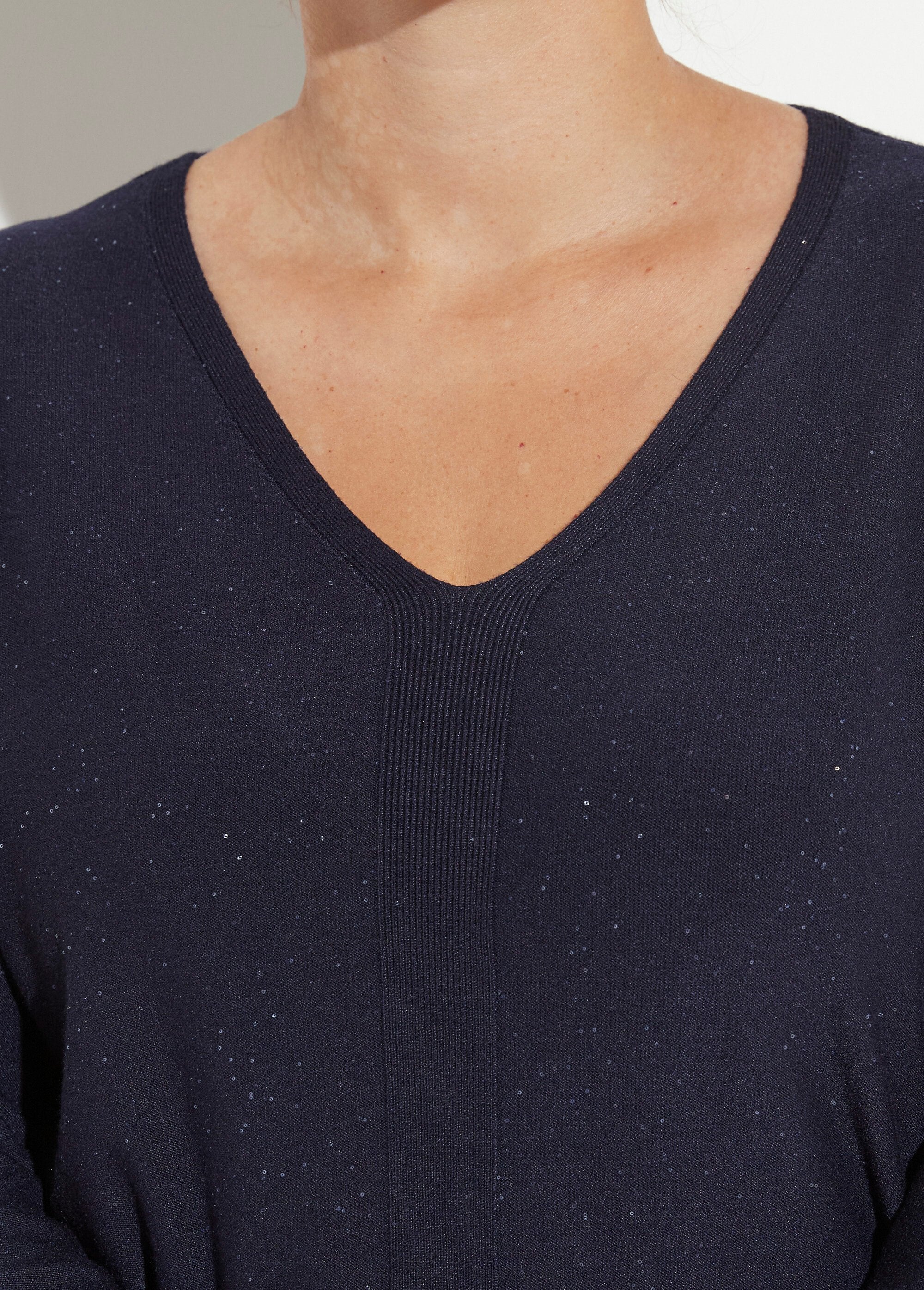 Suéter_de_punto_de_calibre_fino_con_mini_lentejuelas_Marina_DE1_curvy