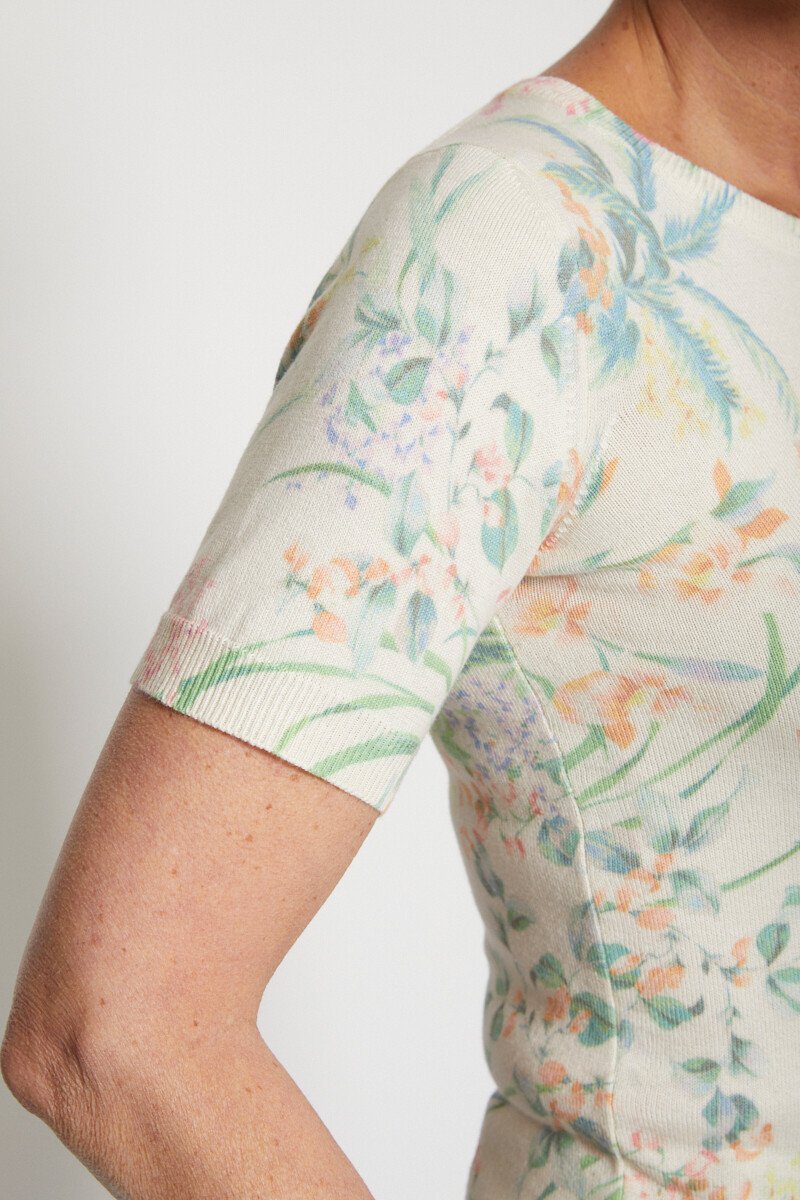 Jersey_de_manga_corta_con_estampado_floral_beige_y_verde_DE3_slim