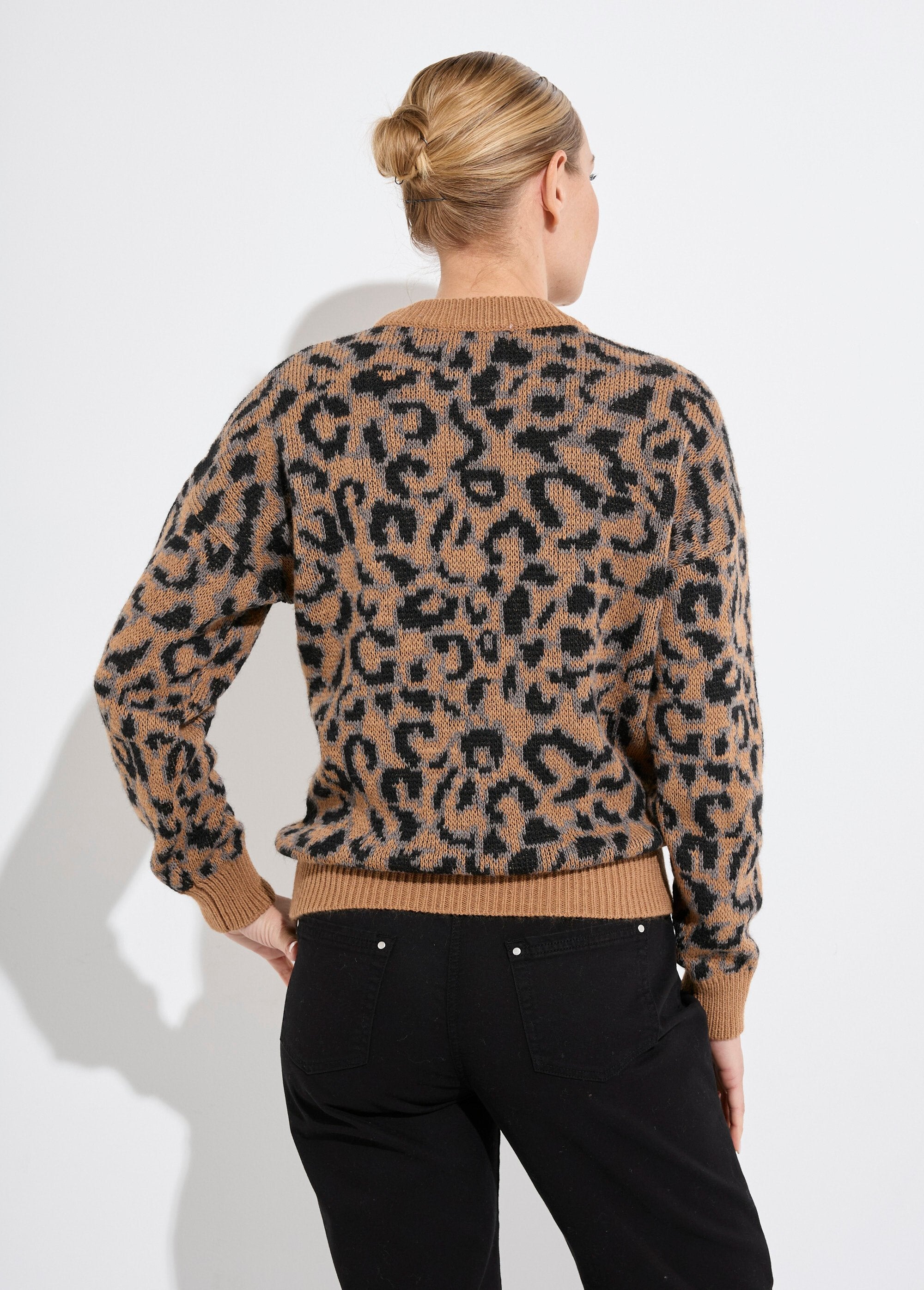 Suéter_con_estampado_de_leopardo,_cuello_alto_y_manga_larga._camello_y_negro_DO1_slim