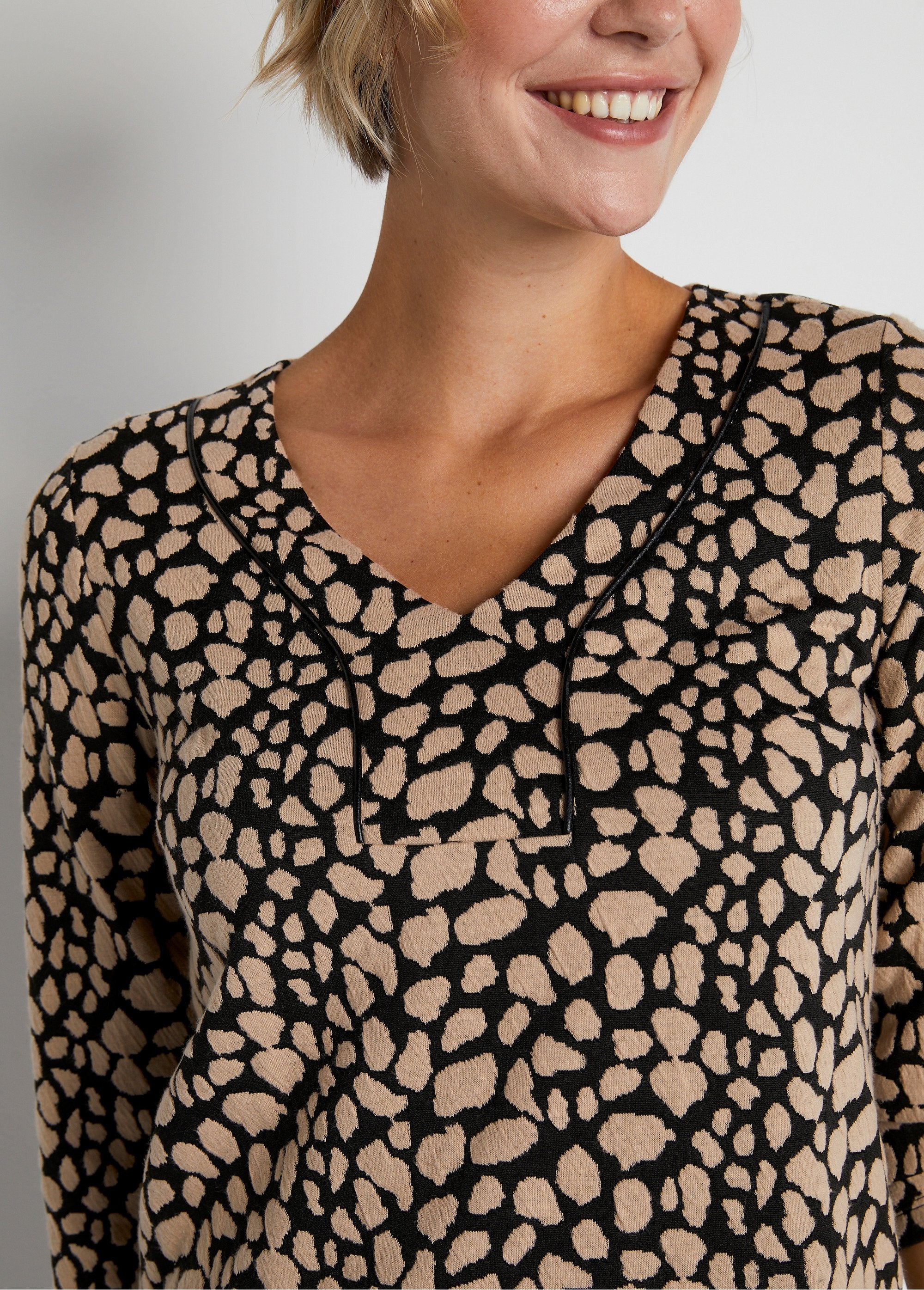 Vestido_corto_holgado_jacquard_bicolor_Negro_y_beige_DE2_slim