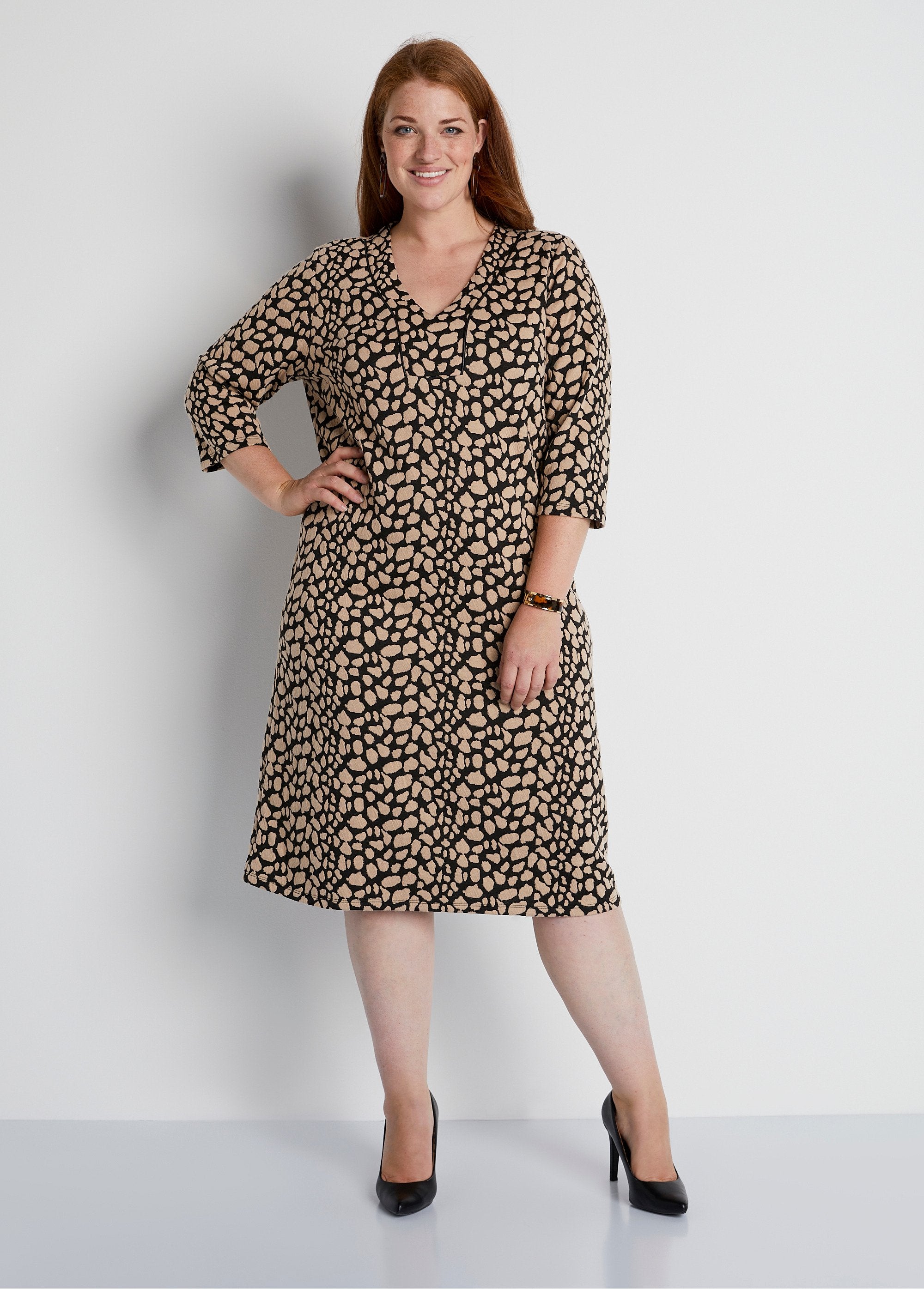 Vestido_corto_holgado_jacquard_bicolor_Negro_y_beige_FA1_curvy