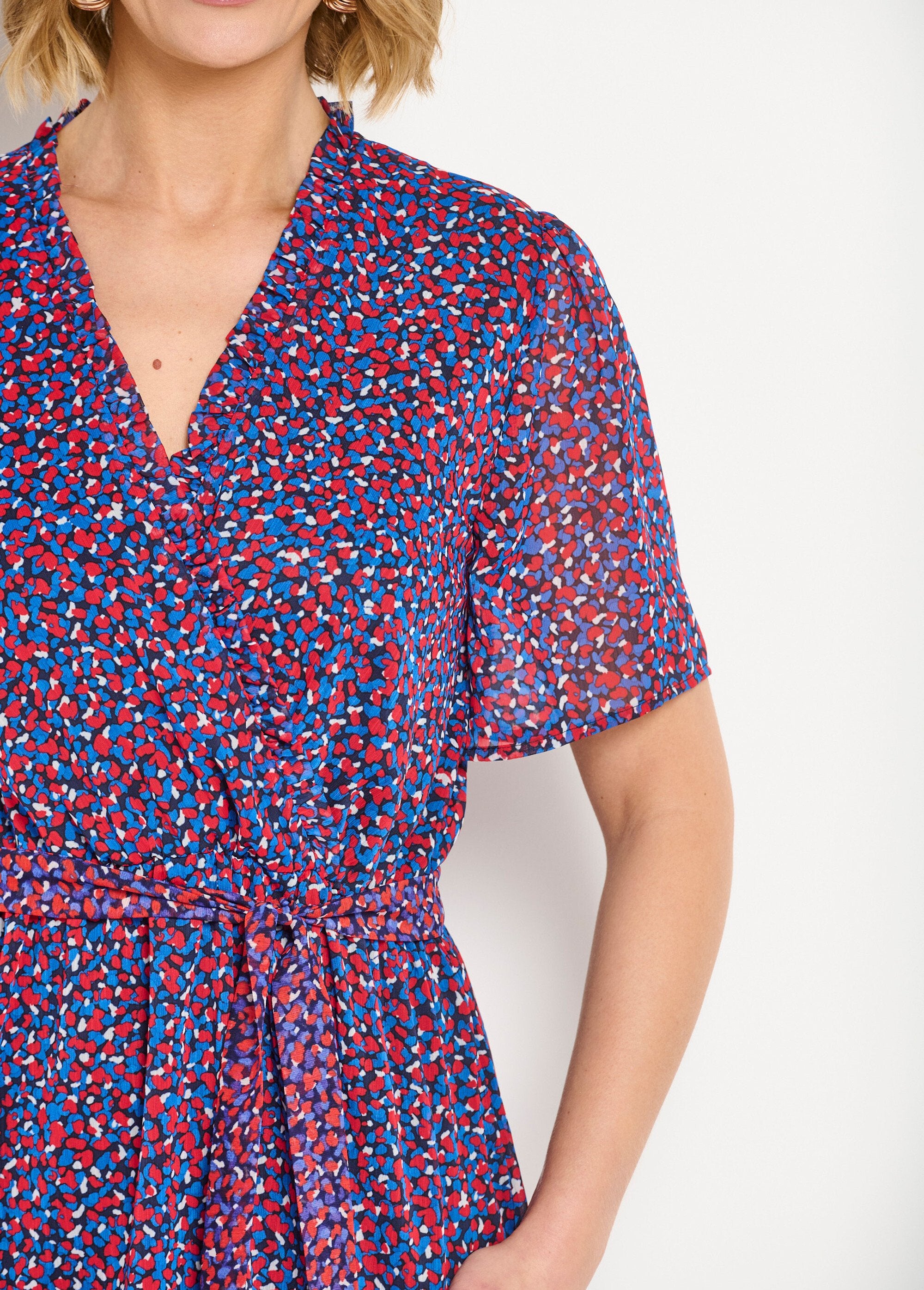 Vestido_cruzado_de_gasa_con_estampado_gráfico_y_volantes_azul_marino_y_rojo_DE2_slim