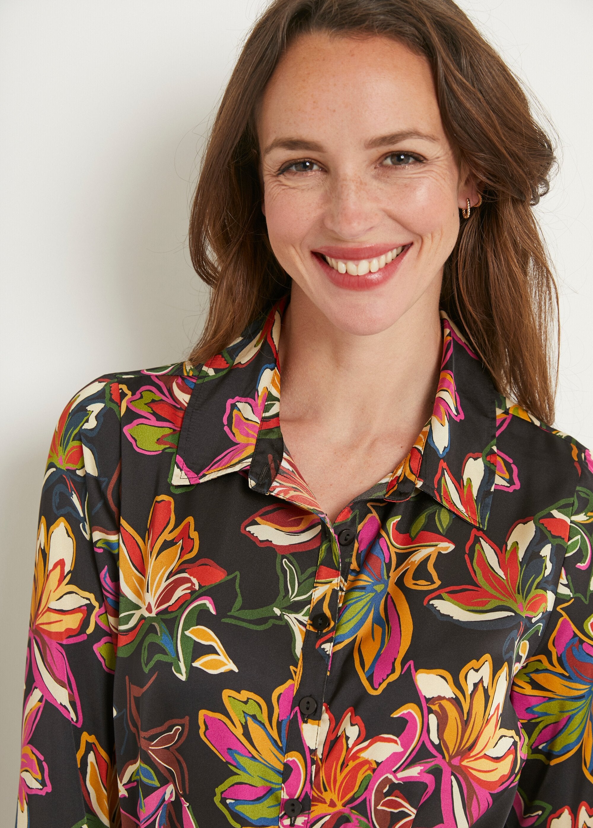 Vestido_corto_con_blusa_de_satén_floral_de_manga_larga_Negro_y_rosa_DE1_slim