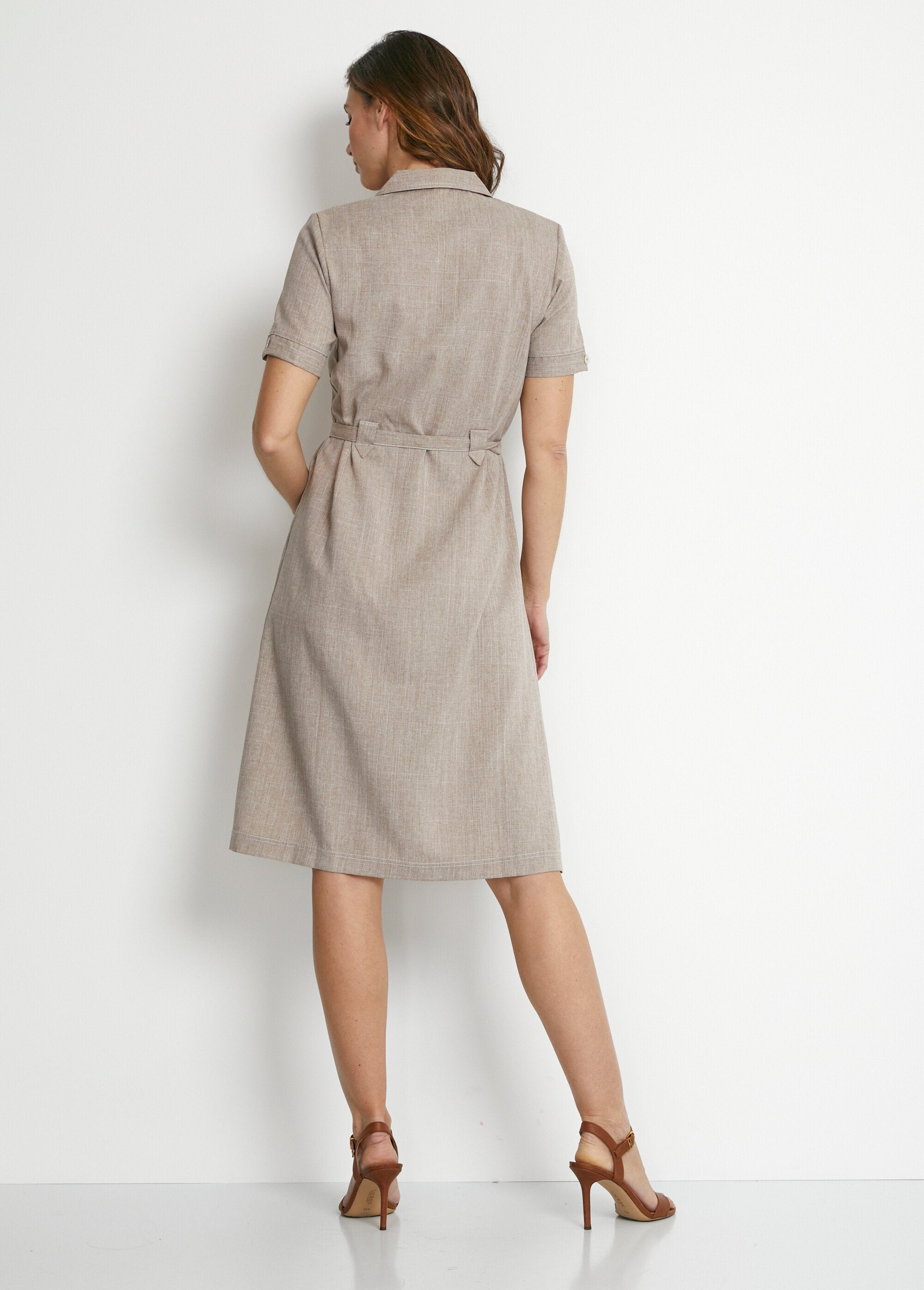 Vestido_blusón_de_corte_recto_y_largo_medio_Beige_DO1_slim