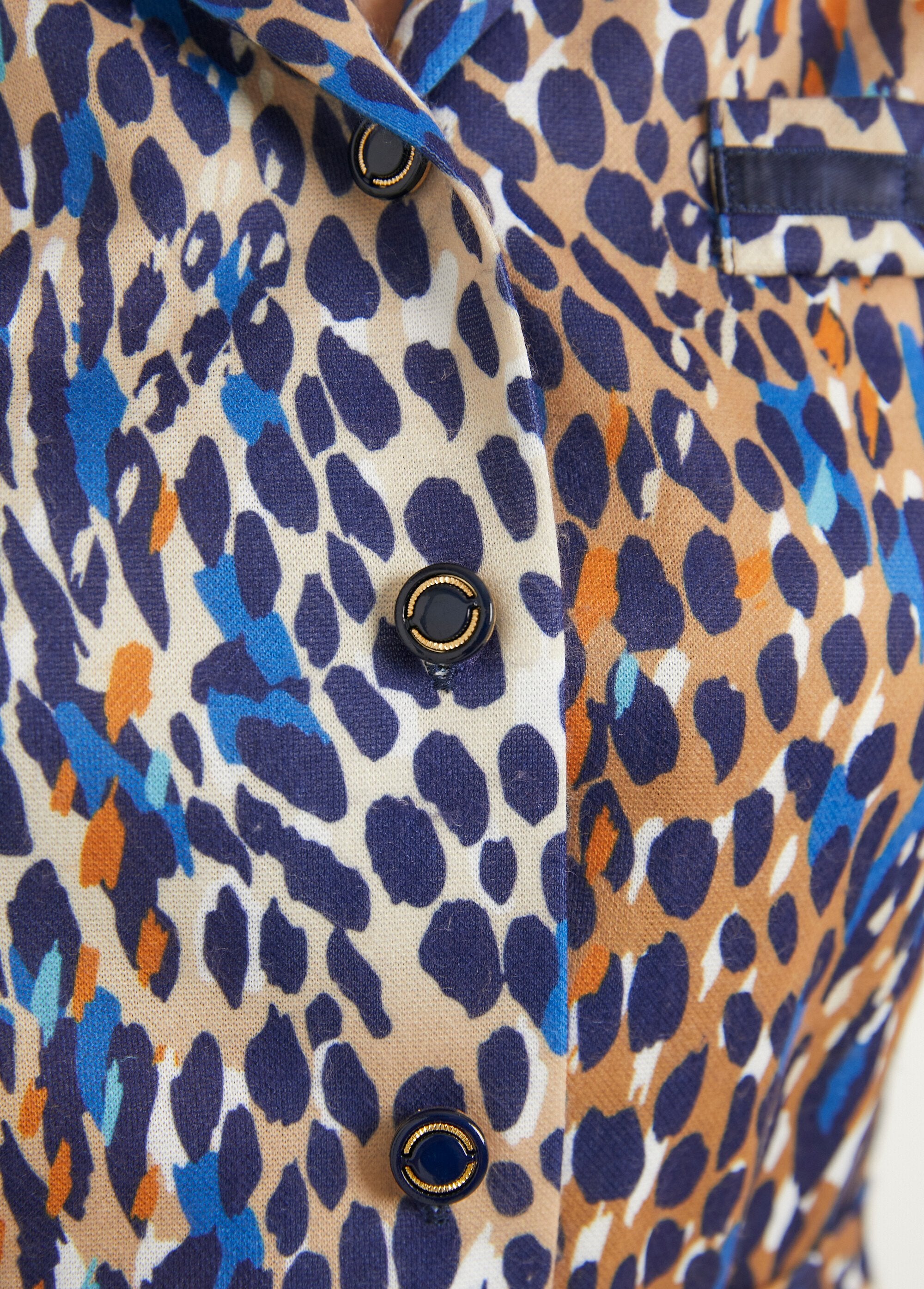 Vestido_blusón_midi_con_estampado_de_leopardo_Azul_marino_y_camello_DE2_slim