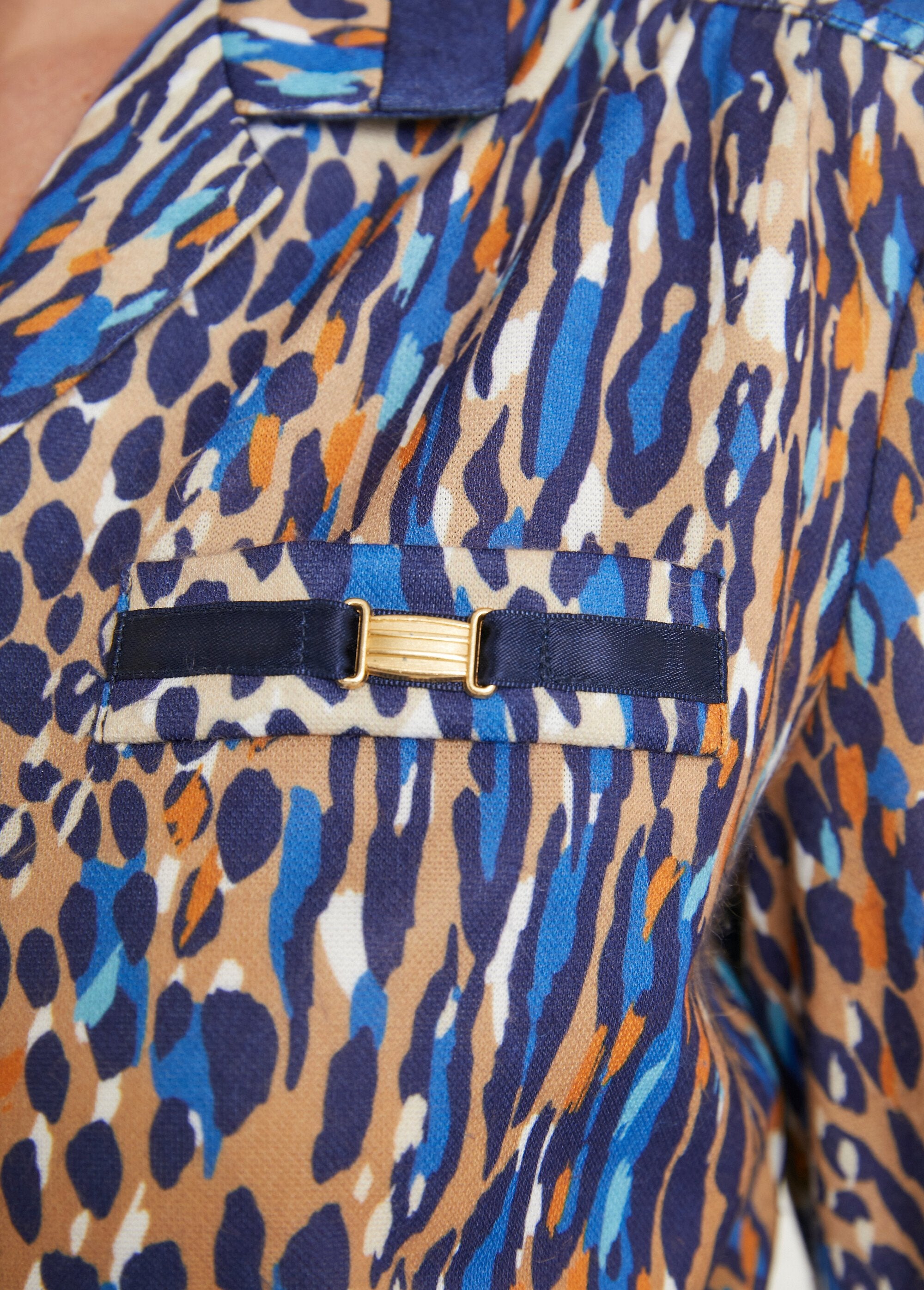 Vestido_blusón_midi_con_estampado_de_leopardo_Azul_marino_y_camello_DE4_slim