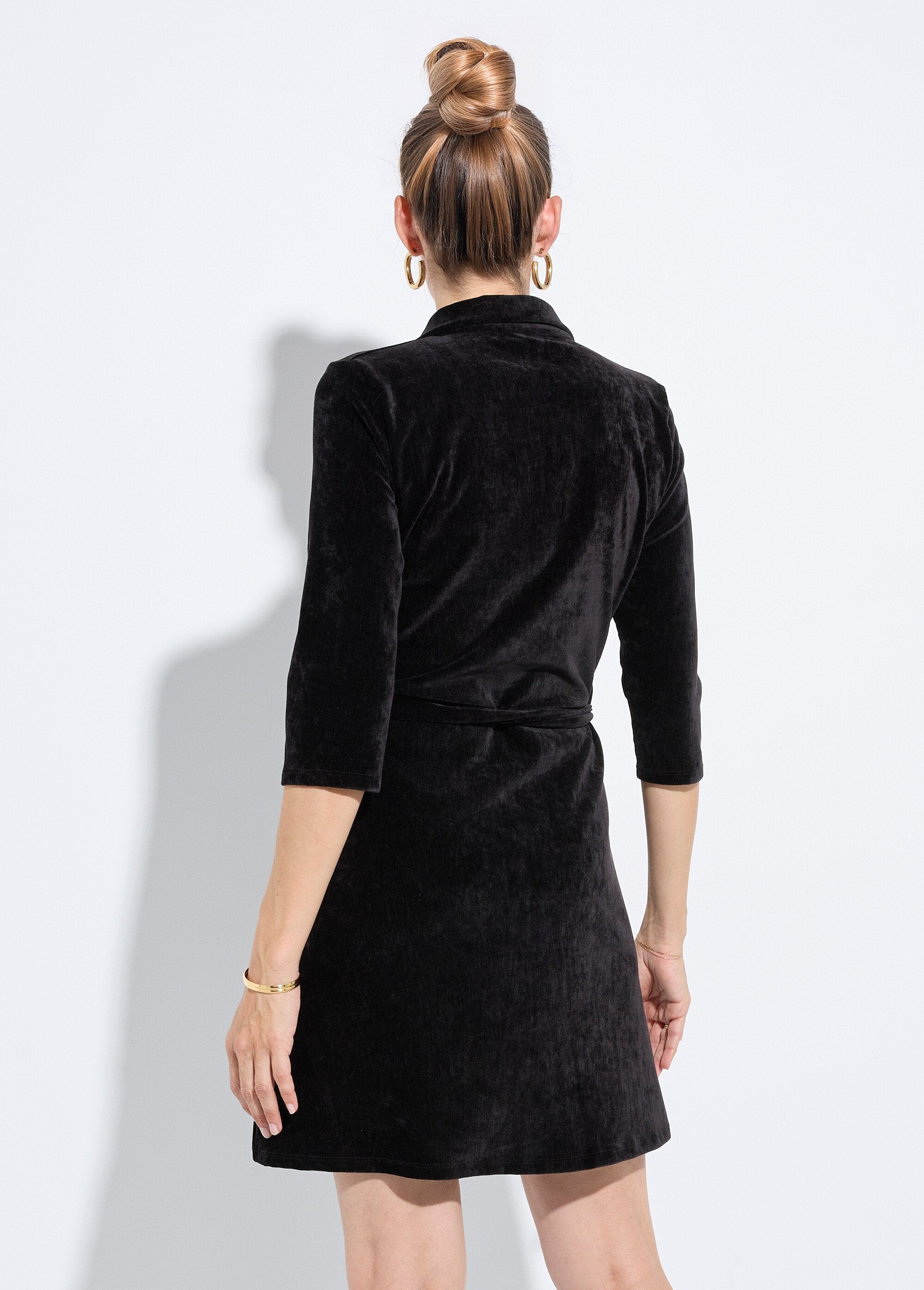 Vestido_corto_de_terciopelo_con_escote_en_pico_y_cinturón_Negro_DO1_slim