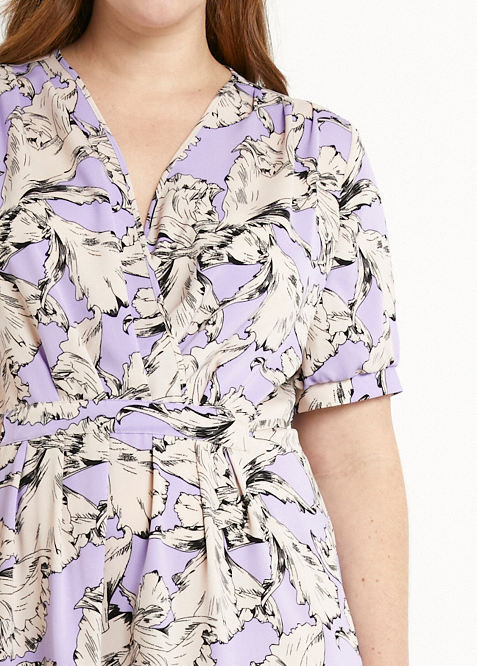 Vestido_corto_fluido_cruzado_con_estampado_gráfico_morado_y_blanco_DE1_curvy