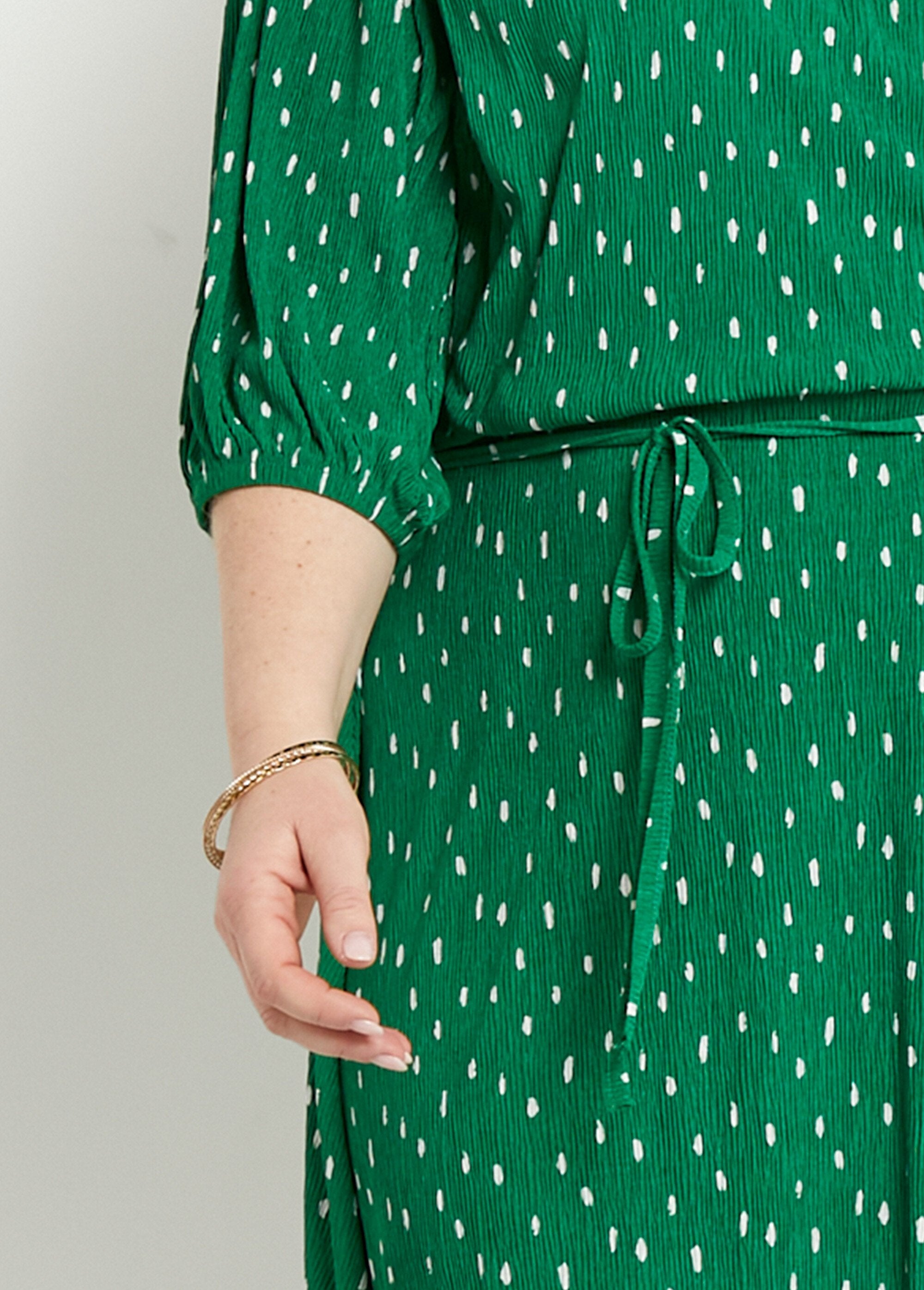 Vestido_corto_cruzado_con_estampado_de_lunares_verde_y_blanco_DE1_curvy