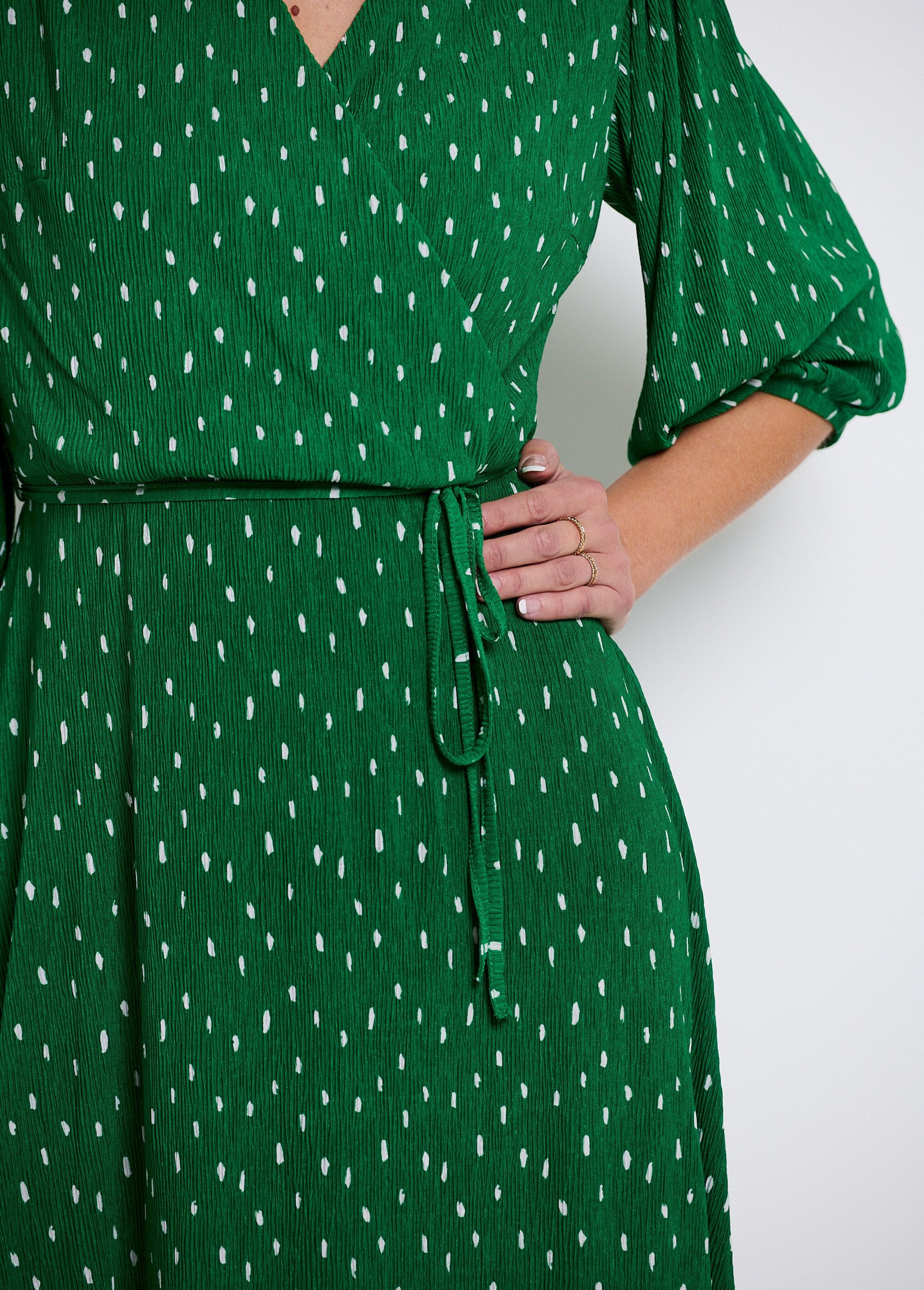 Vestido_corto_cruzado_con_estampado_de_lunares_verde_y_blanco_DE2_slim
