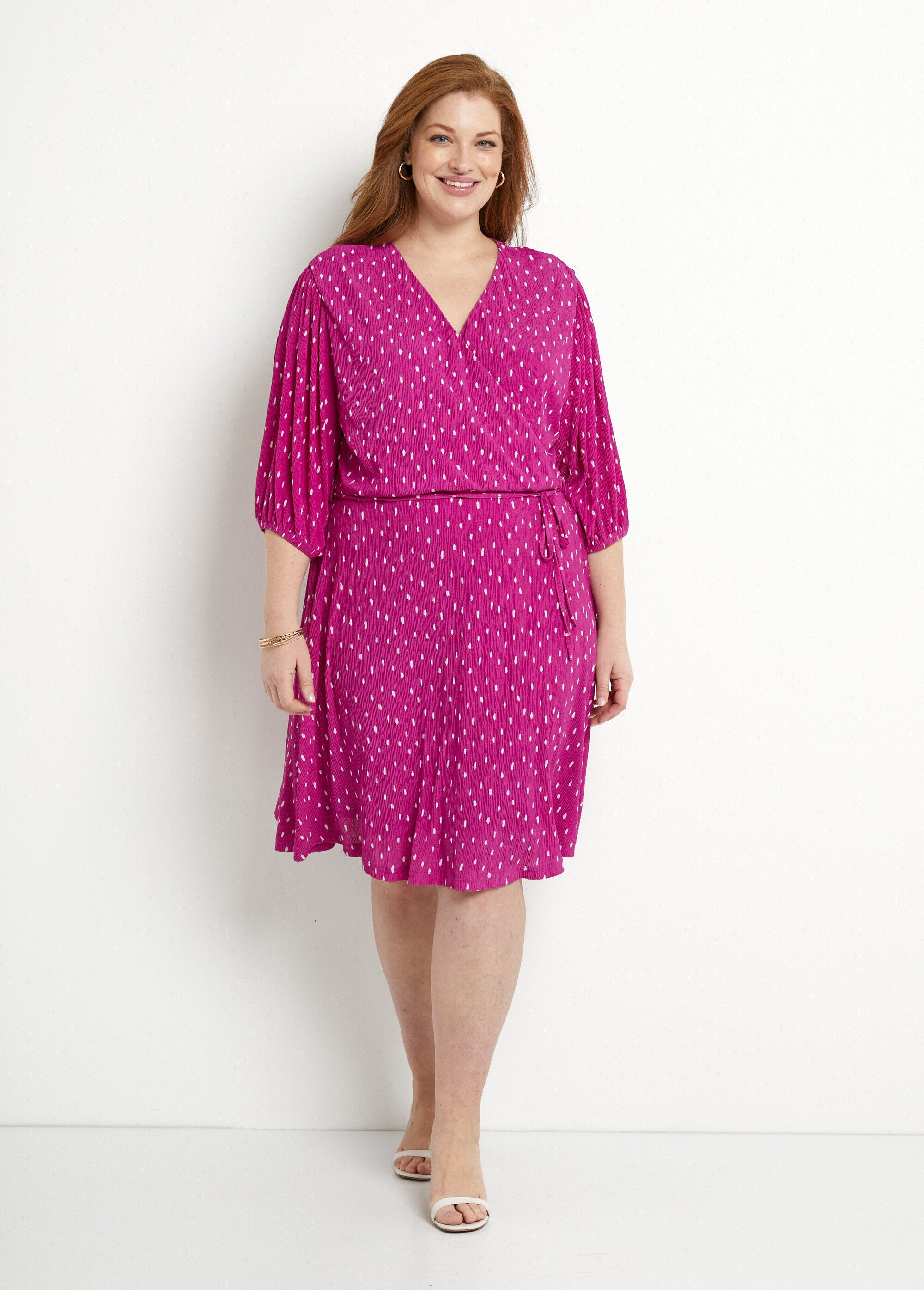 Vestido_corto_cruzado_con_estampado_de_lunares_morado_y_blanco_FA1_curvy