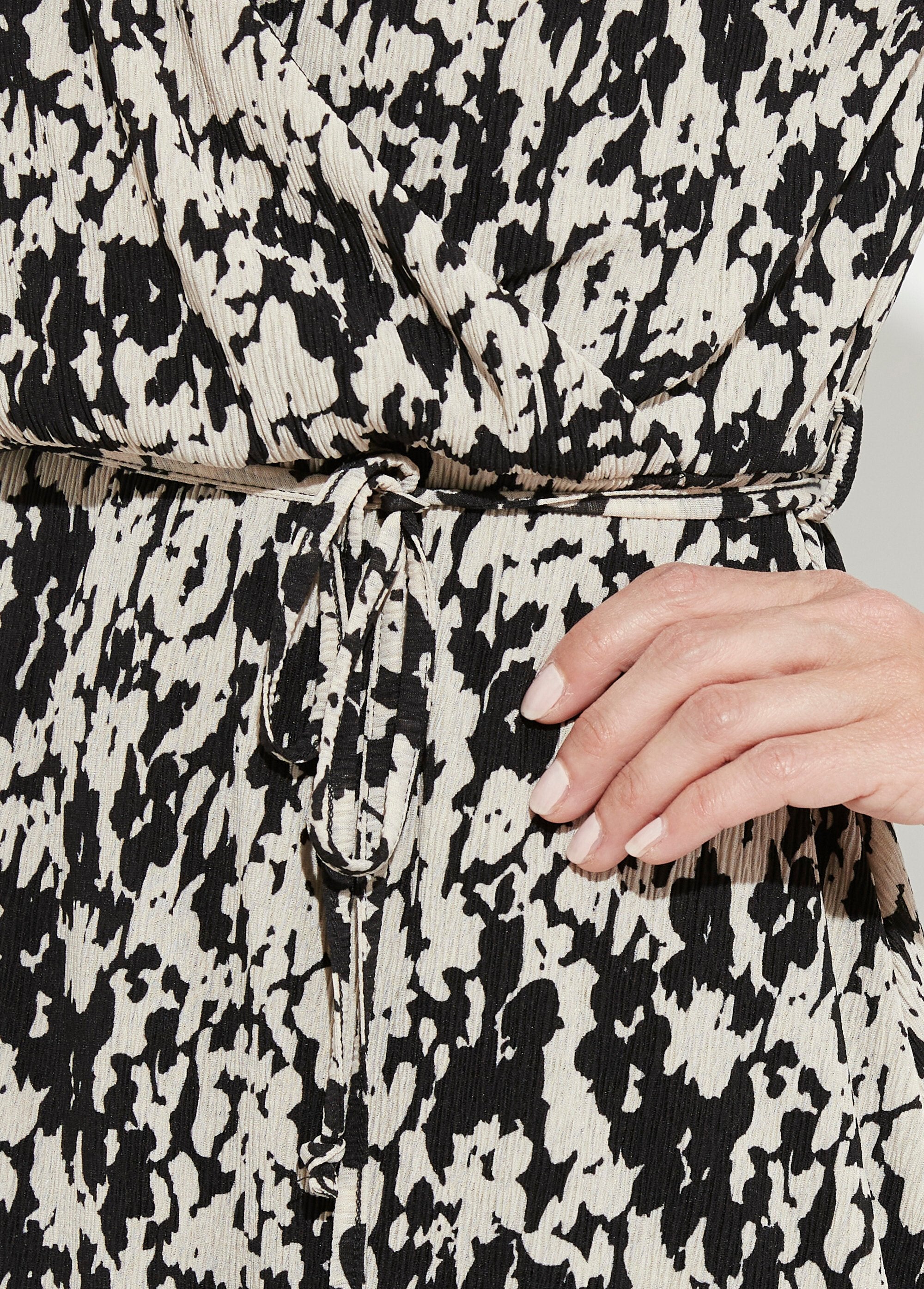 Vestido_corto_cruzado_con_estampado_tachiste_Negro_y_crudo_DE3_slim