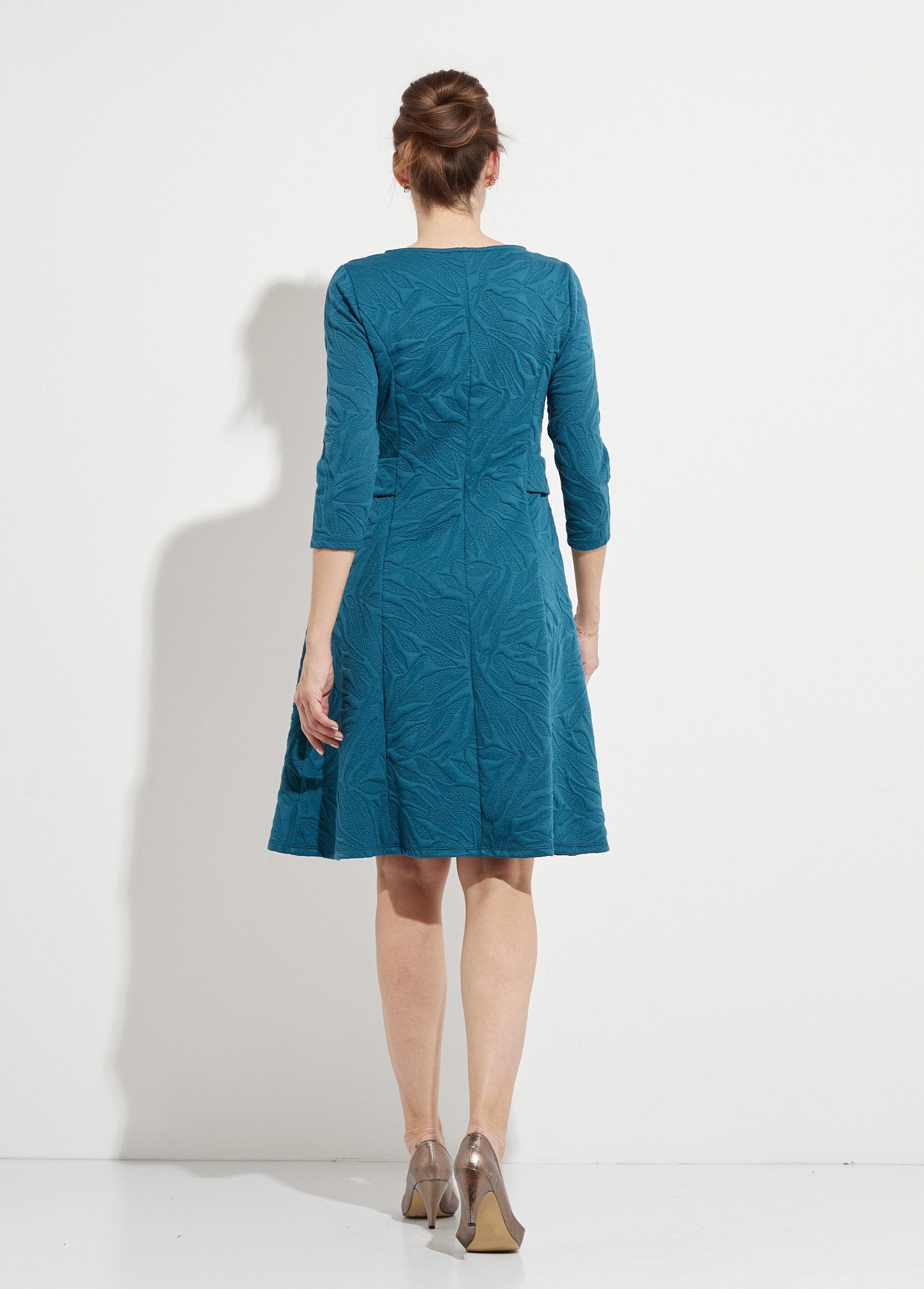 Vestido_corto,_curvo_y_con_relieve_en_jacquard._pato_azul_DO1_slim