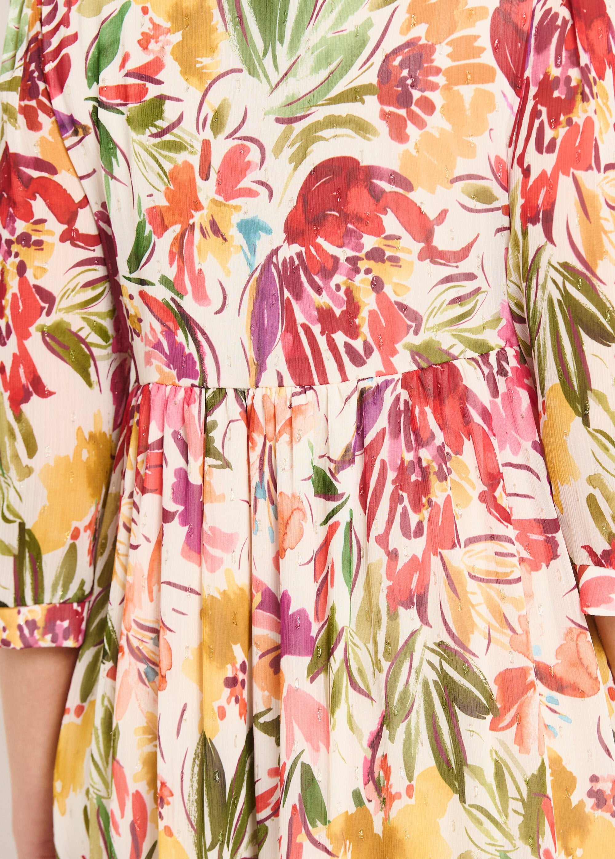 Vestido_corto_con_volantes,_escote_en_pico_y_velo_de_flores_Multicolor_DE2_slim