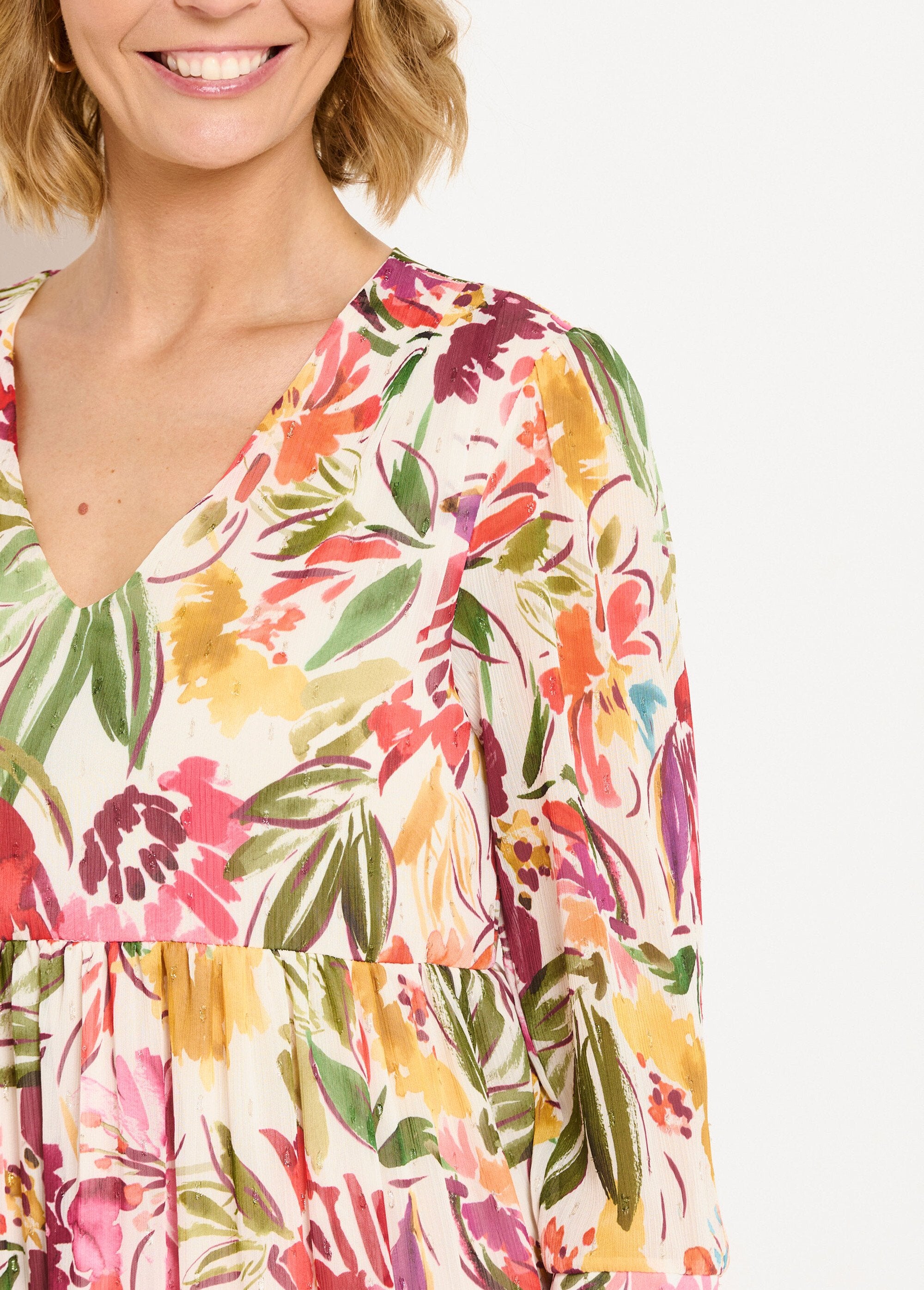 Vestido_corto_con_volantes,_escote_en_pico_y_velo_de_flores_Multicolor_DE3_slim