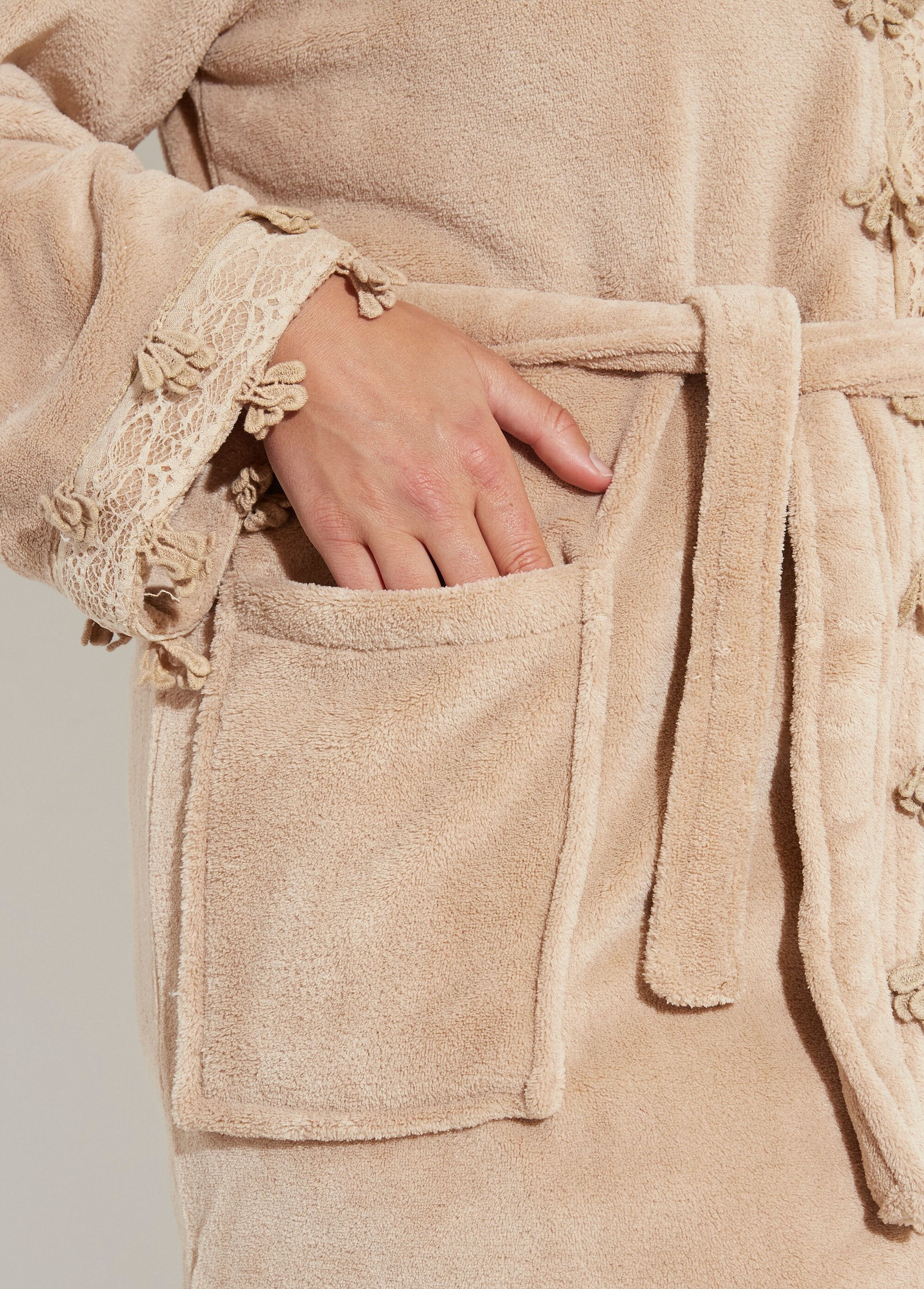 Bata_de_polar_con_ribete_de_encaje_Lunar_DE2_curvy