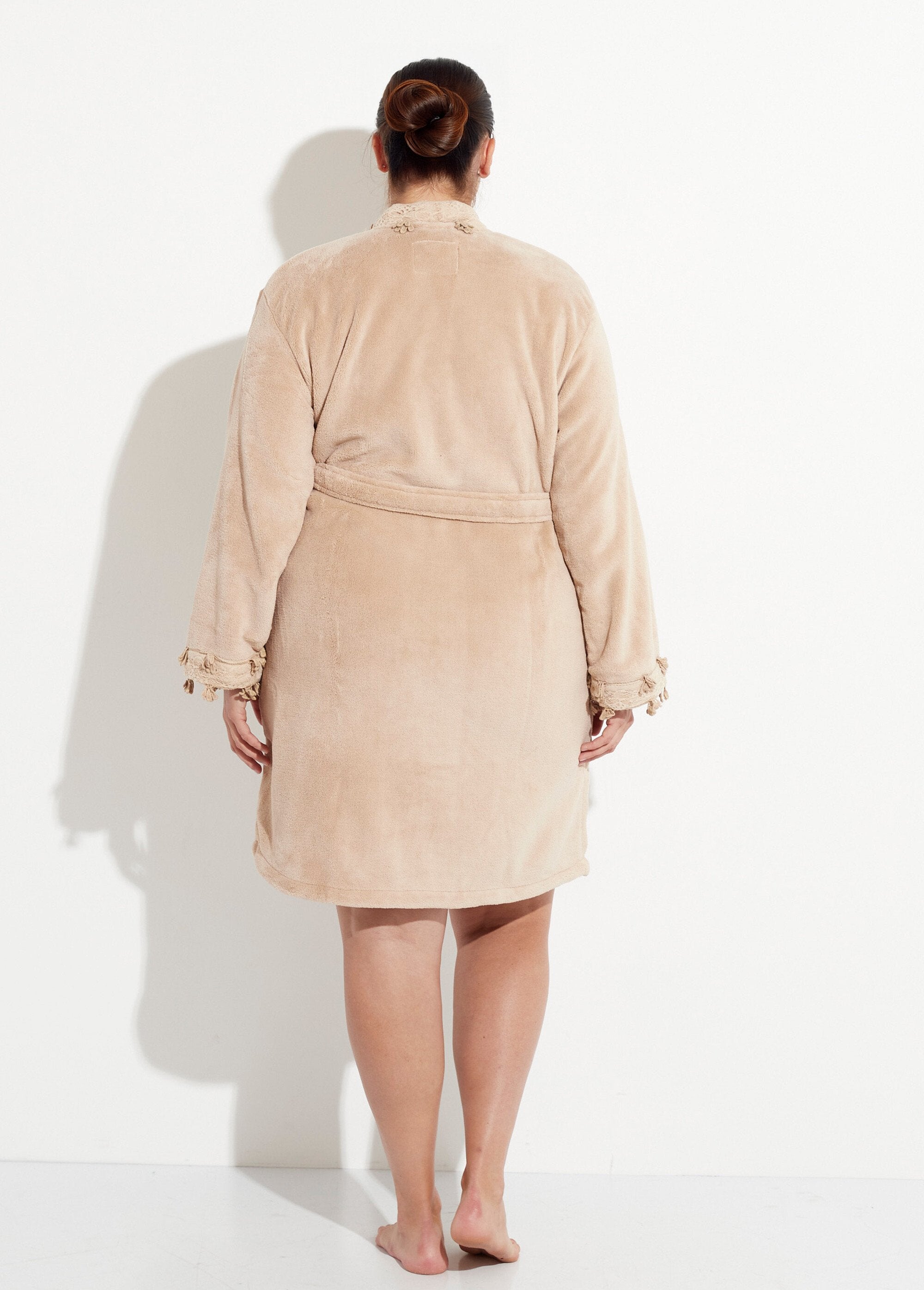 Bata_de_polar_con_ribete_de_encaje_Lunar_DO1_curvy