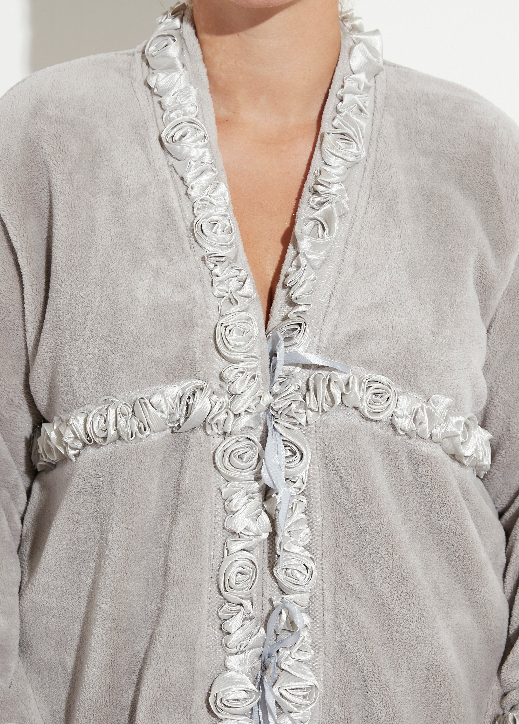 Bata_de_polar_con_detalles_rosas_Gris_DE1_curvy