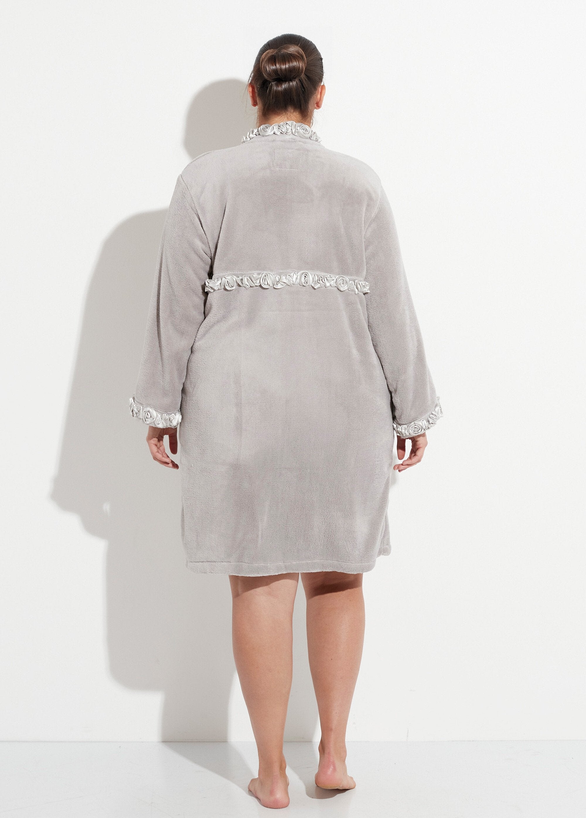 Bata_de_polar_con_detalles_rosas_Gris_DO1_curvy