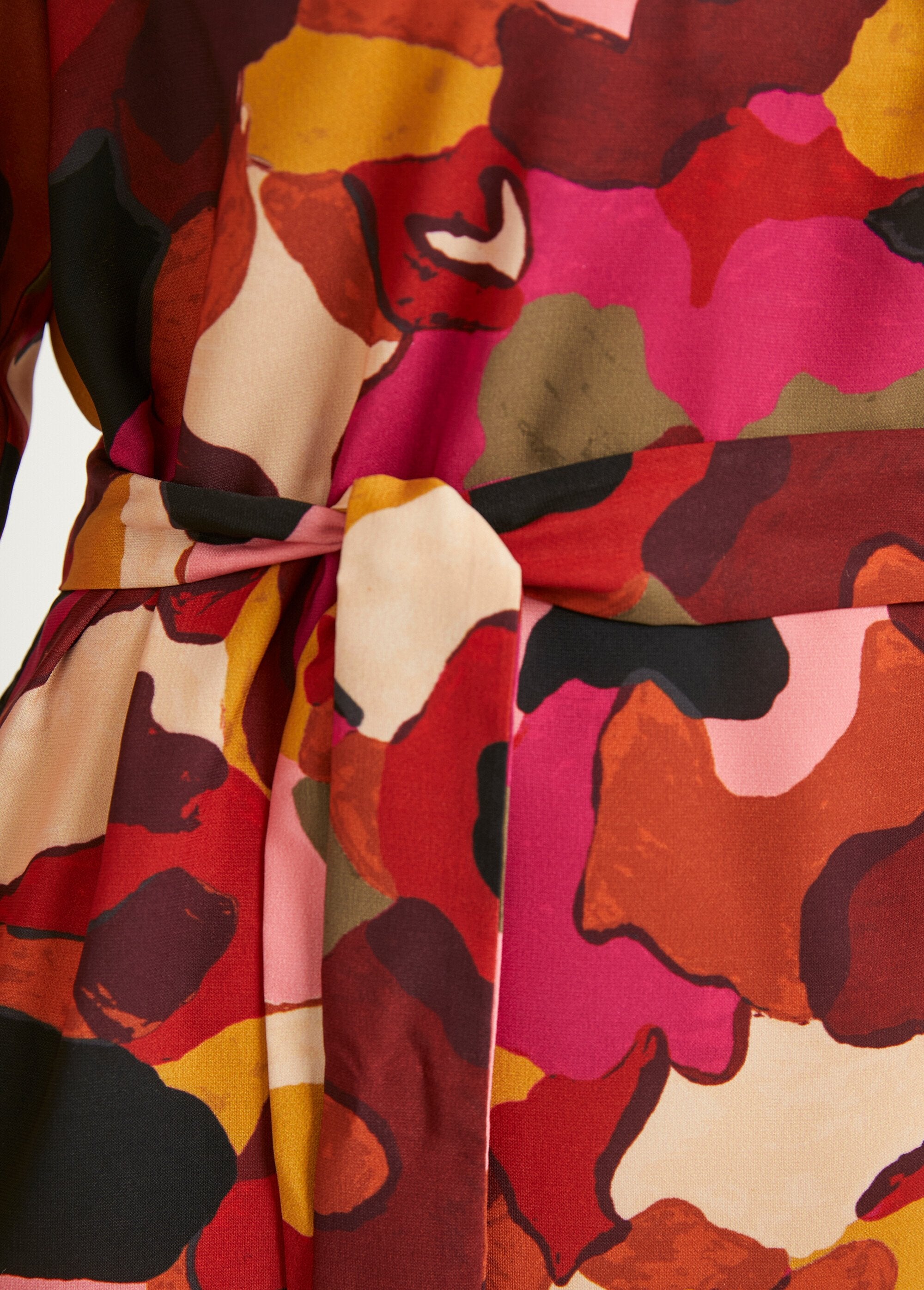 Vestido_corto_recto_estampado_con_cuello_blusa_rosa_y_marrón_DE3_slim