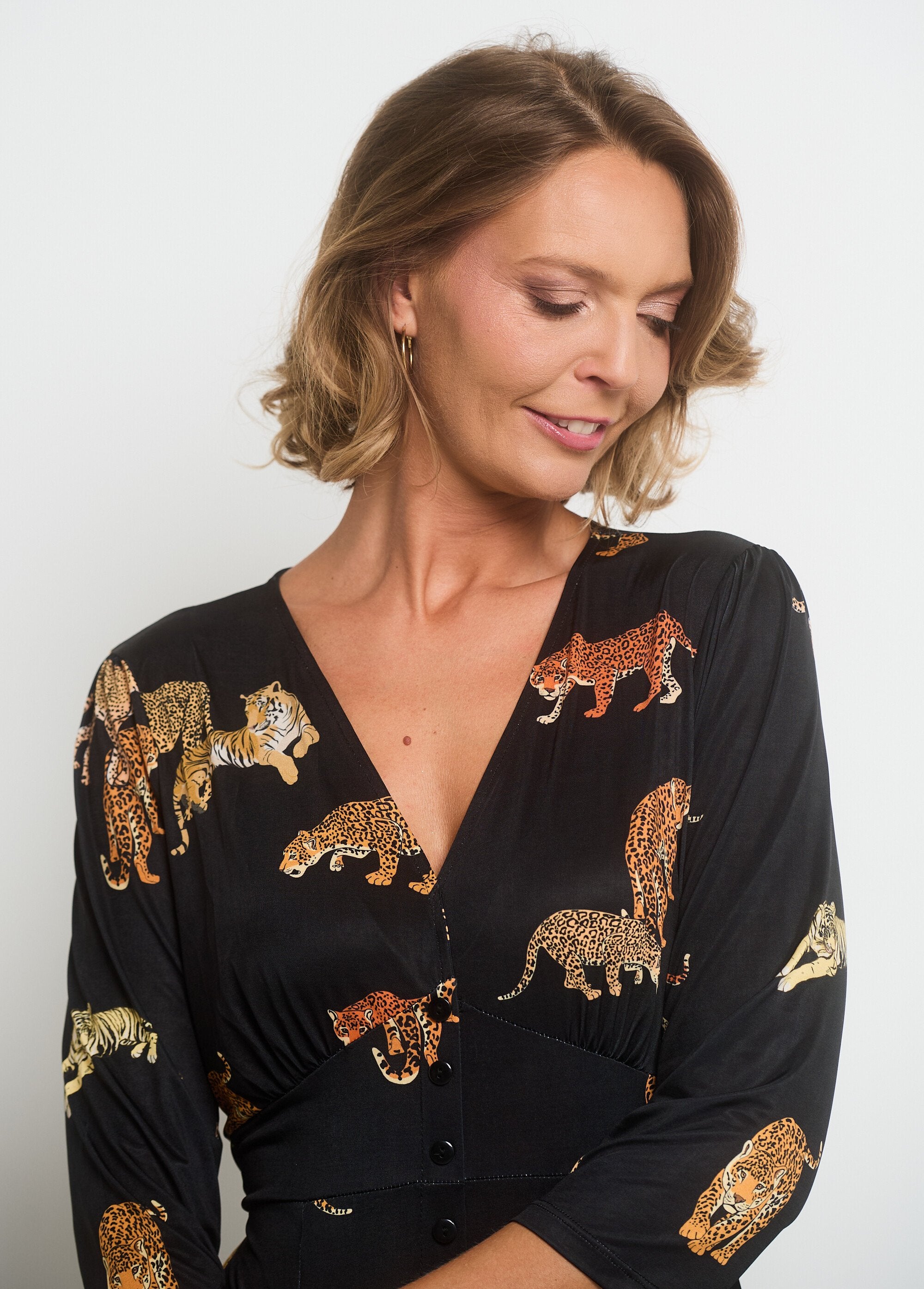 Vestido_fluido_con_cuello_de_pico_y_estampado_animal_Estampados_negros_DE1_slim