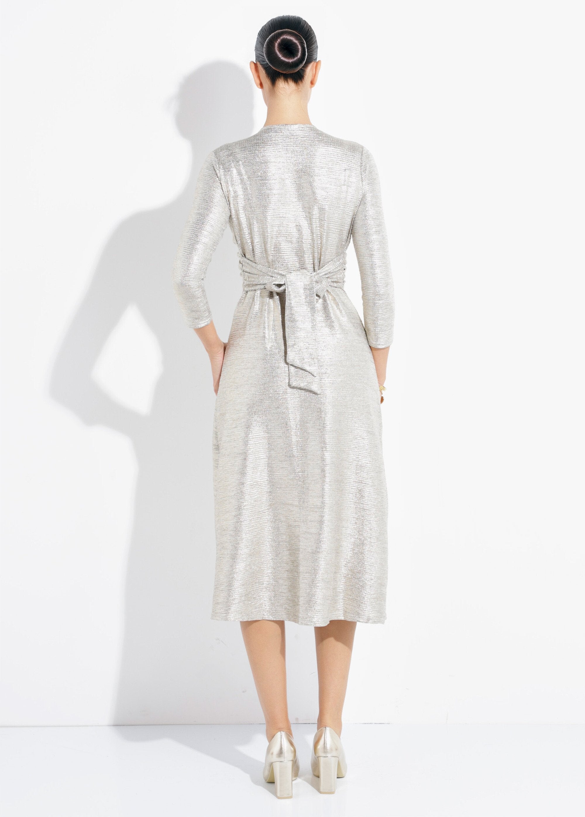 Vestido_largo_y_brillante_con_escote_en_V_plisado_Dorado_DO1_slim