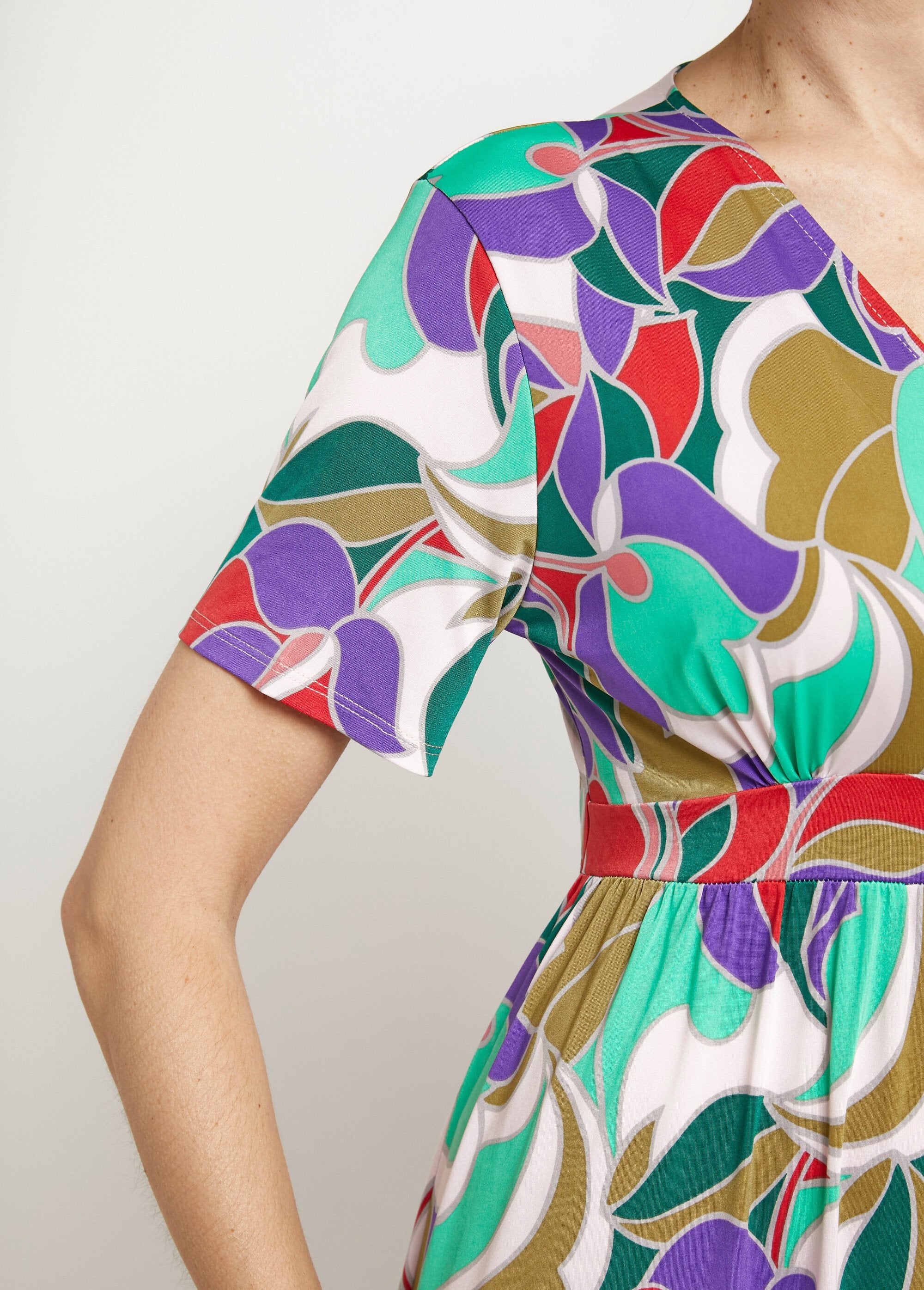 Vestido_largo_con_mangas_cortas,_estampado_floral._Estampado_morado_y_verde._DE4_slim