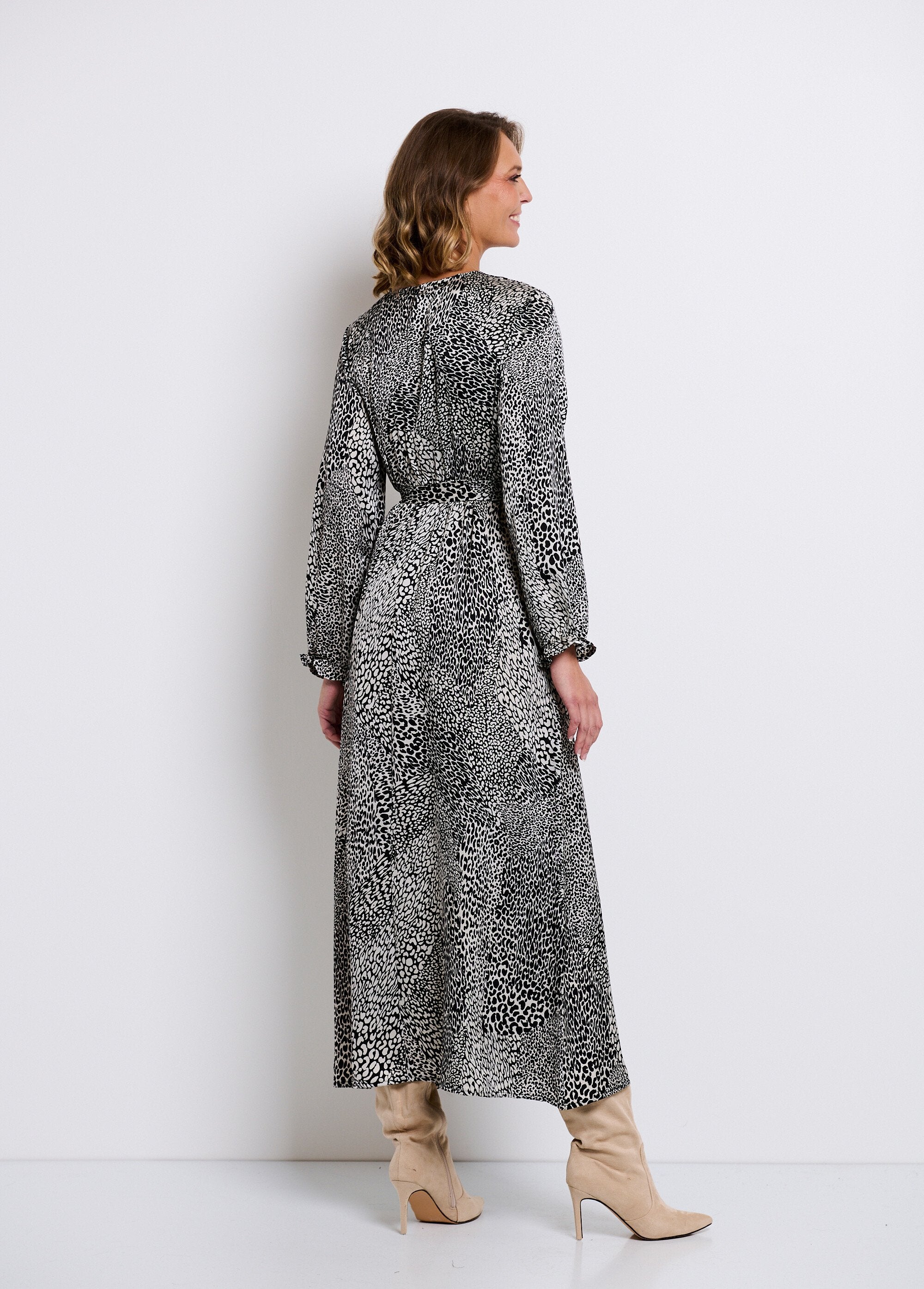 Maxi_vestido_de_satén_con_estampado_animal_En_blanco_y_negro_DO1_slim