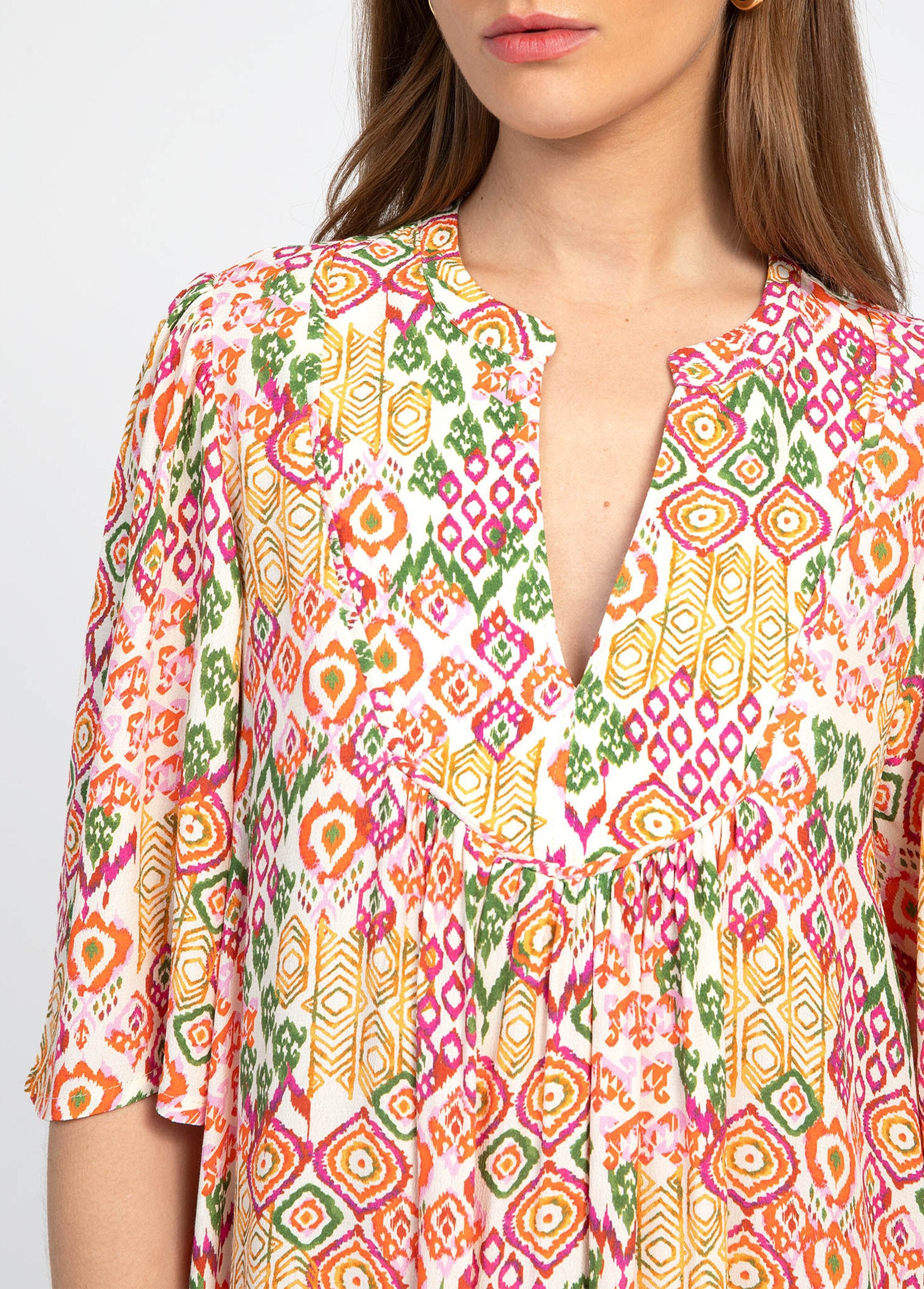 Vestido_fluido_estampado_étnico_con_escote_en_pico_Estampado_rojo_DE1_slim