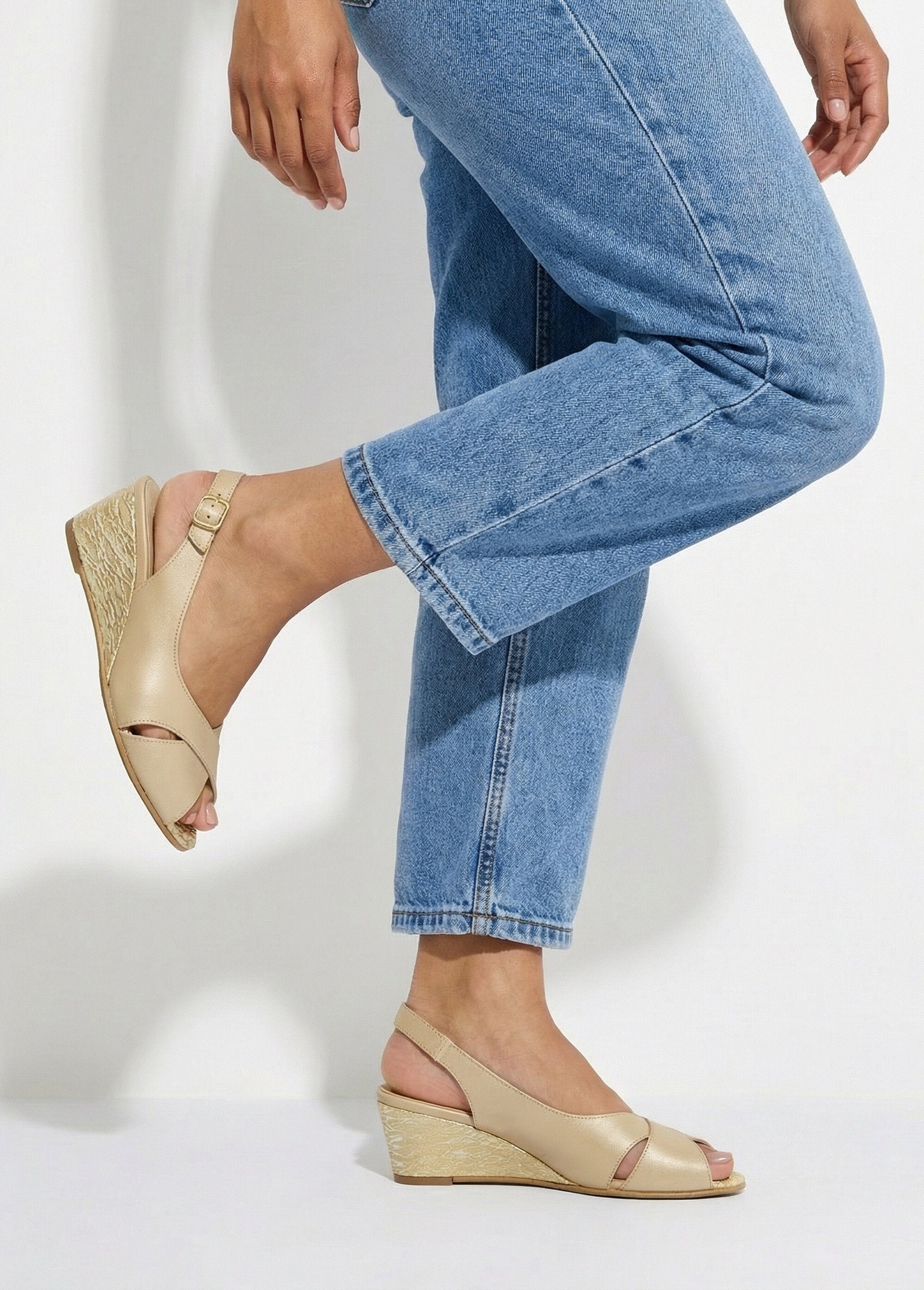 Sandalias_cómodas_de_piel_con_punta_abierta_beige_dorado_SF1_slim