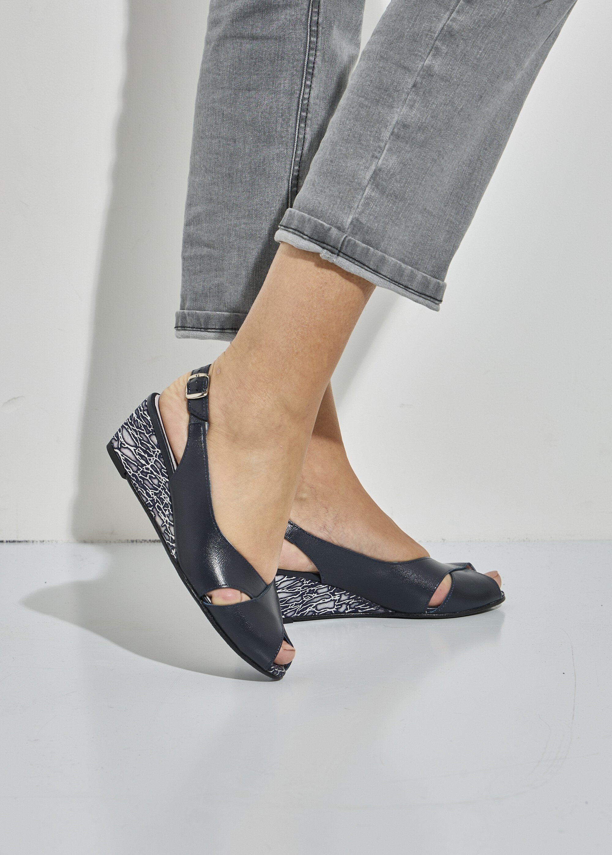 Sandalias_cómodas_de_piel_con_punta_abierta_Marina_SF1_slim