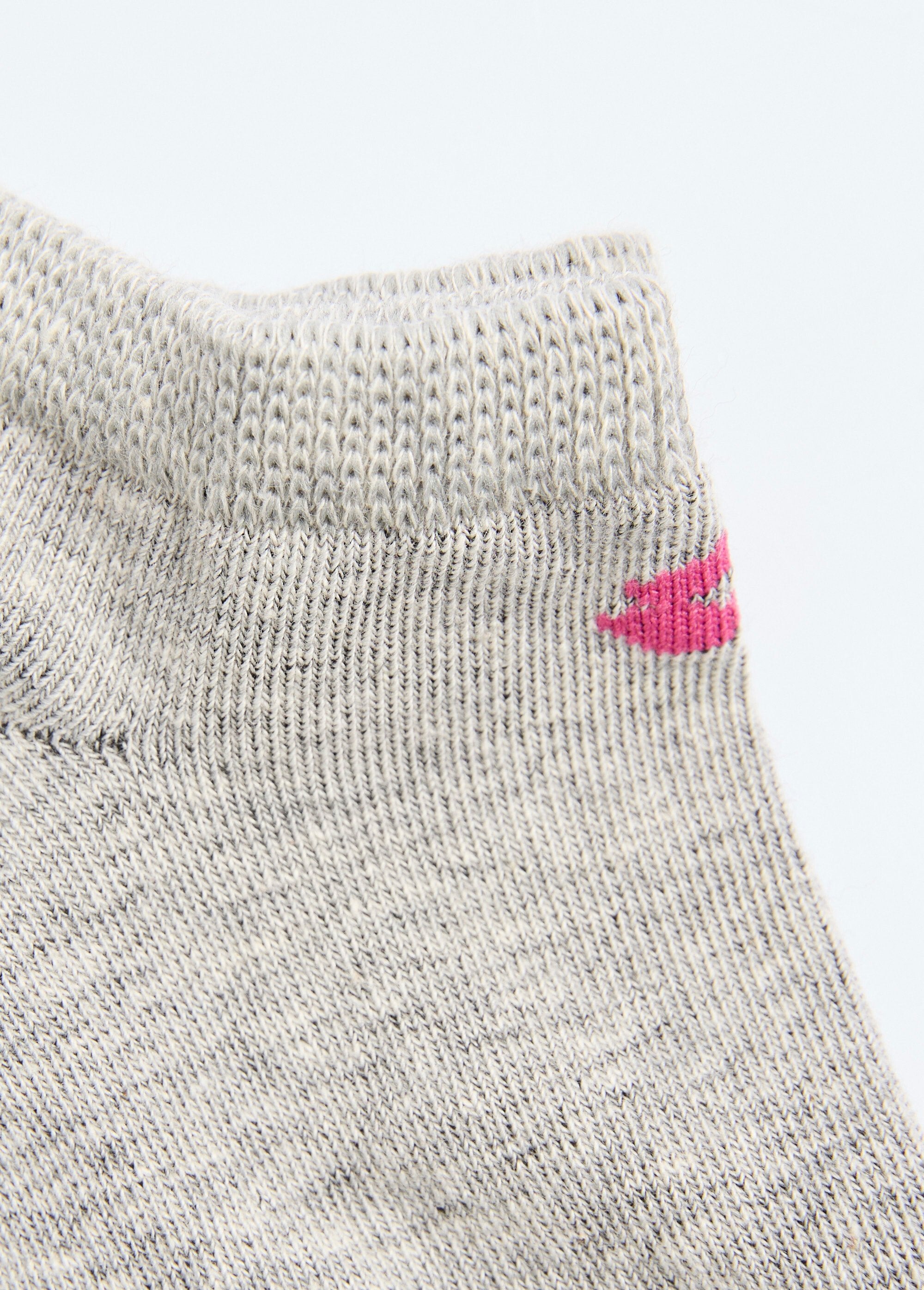 Calcetines_con_logo_colorido_Gris_surtido_DE2_slim