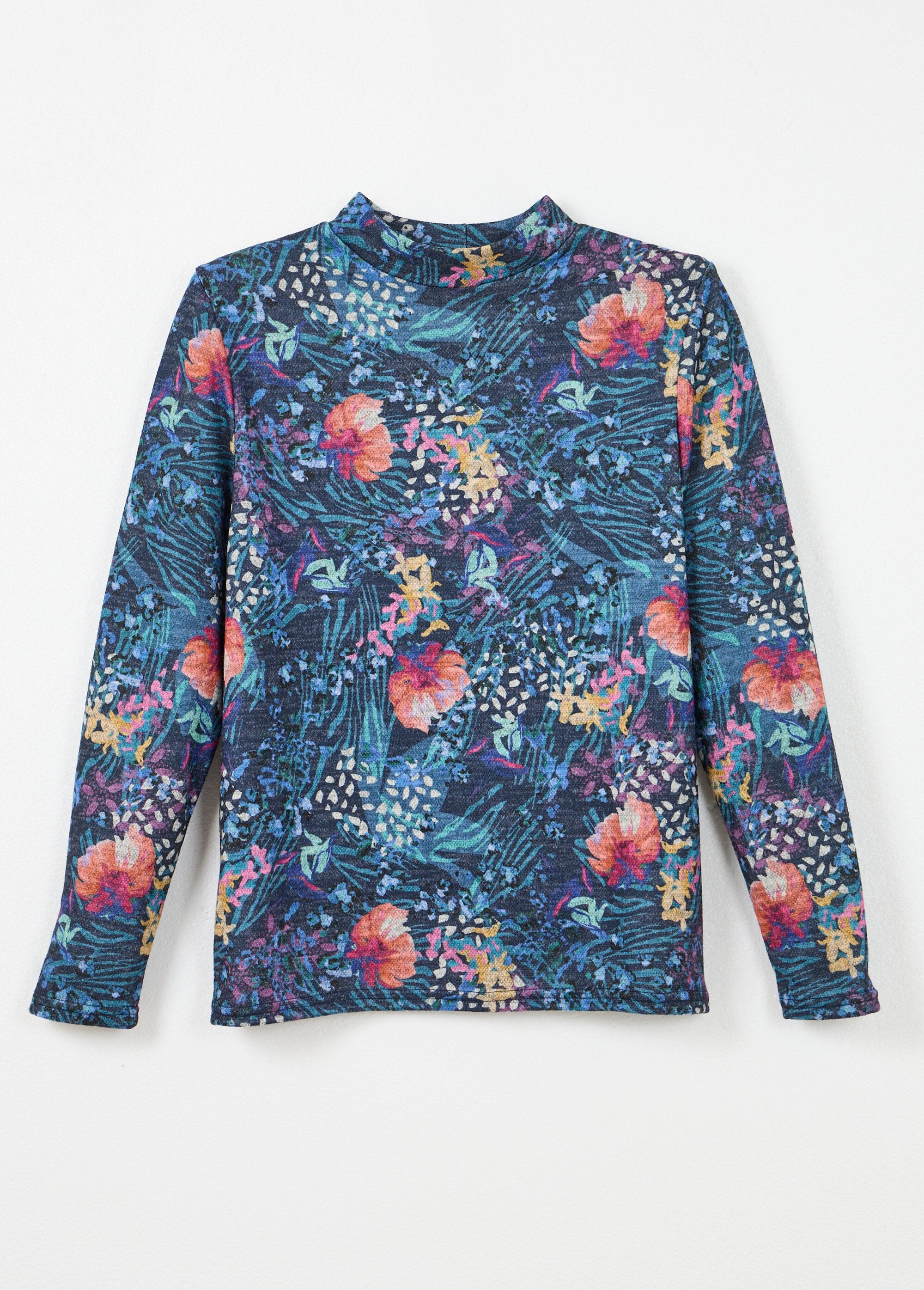 Camiseta_interior_corta_y_cálida_con_cuello_alto._Grosella_negra_y_azul_AP1_slim