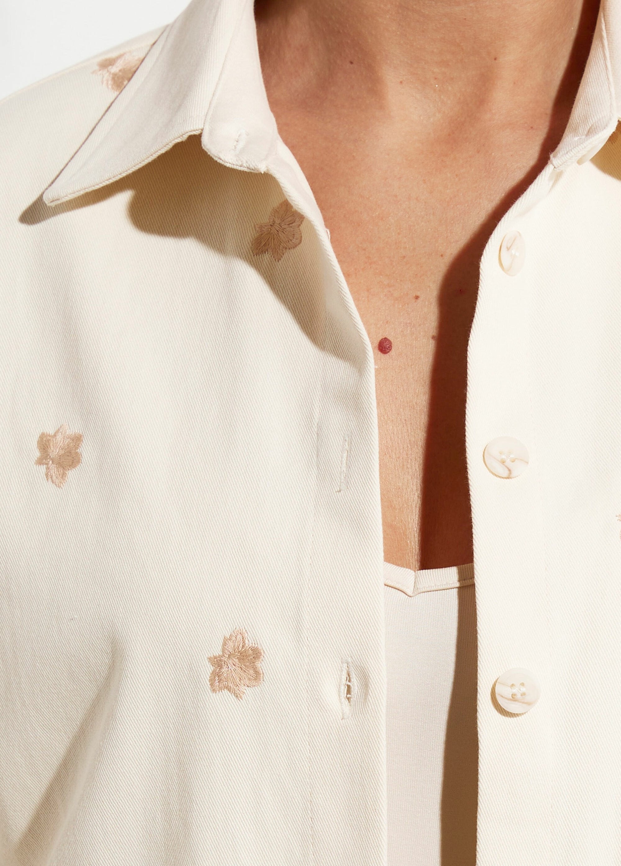 Sobrecamisa_de_algodón_con_bordado_Crudo_DE2_slim