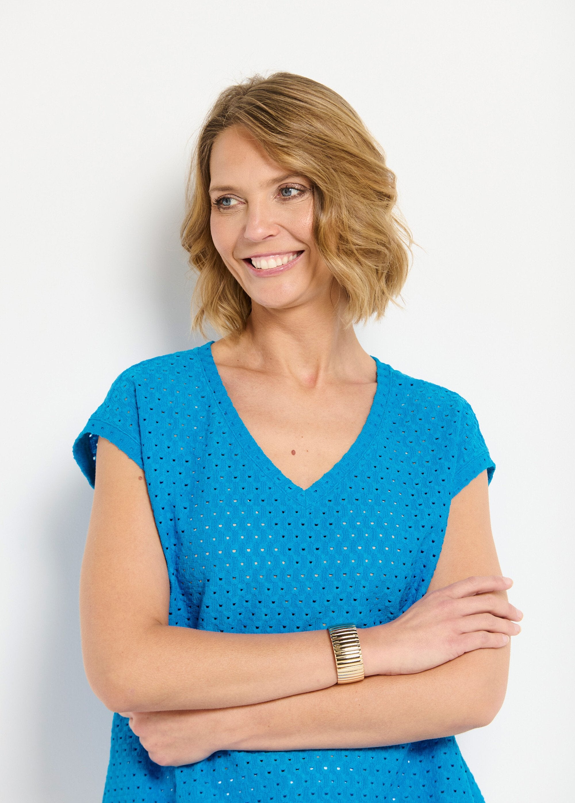 Camiseta_holgada_con_blusa_corta_lisa_de_cuello_en_V_Turquesa_DE2_slim