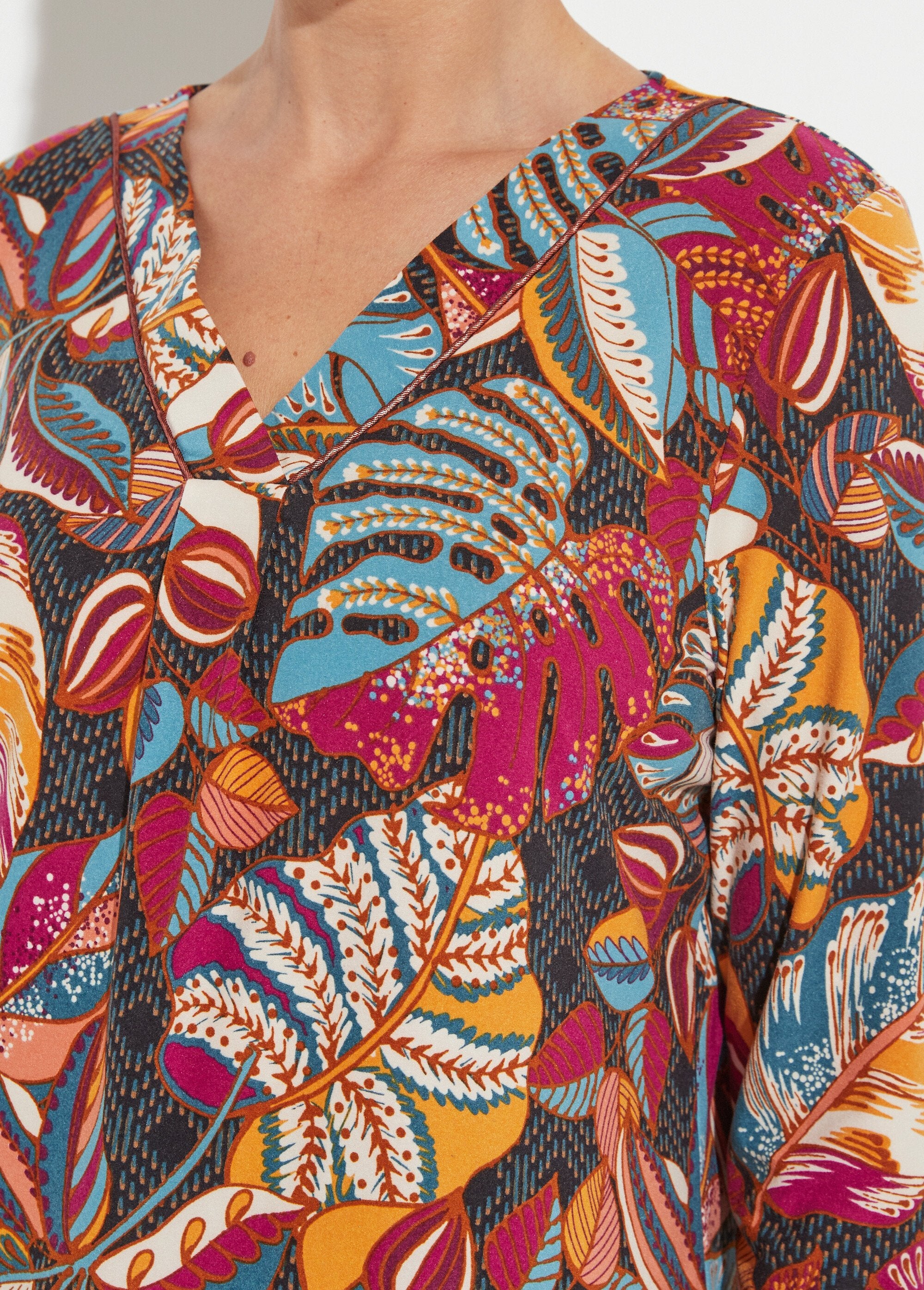 Camiseta_estampada_de_manga_larga_con_cuello_en_V_Grosella_espinosa_y_azul_DE1_slim