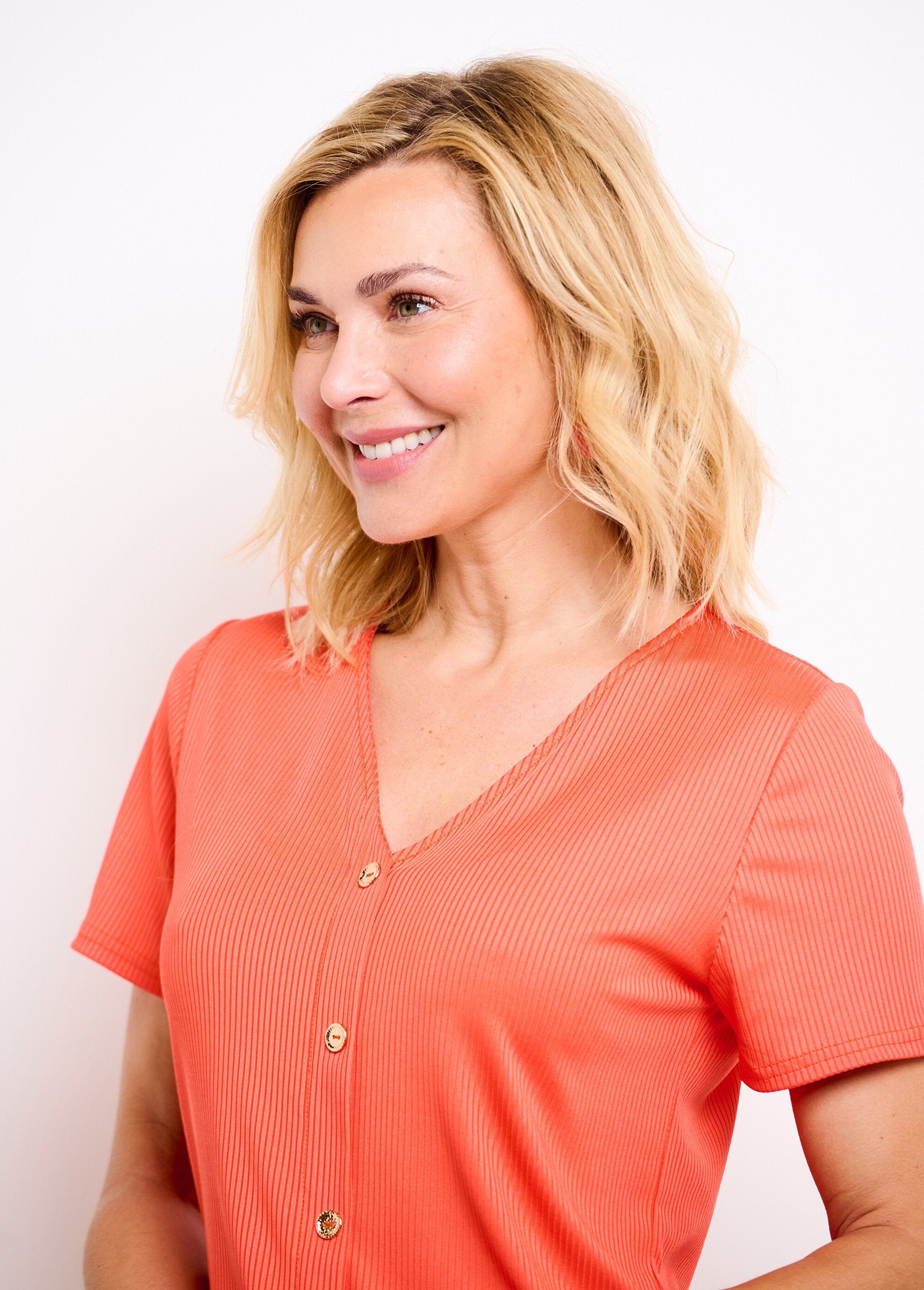 Camiseta_corta_recta_canalé_lisa_con_cuello_de_pico_Capuchina_DE1_slim