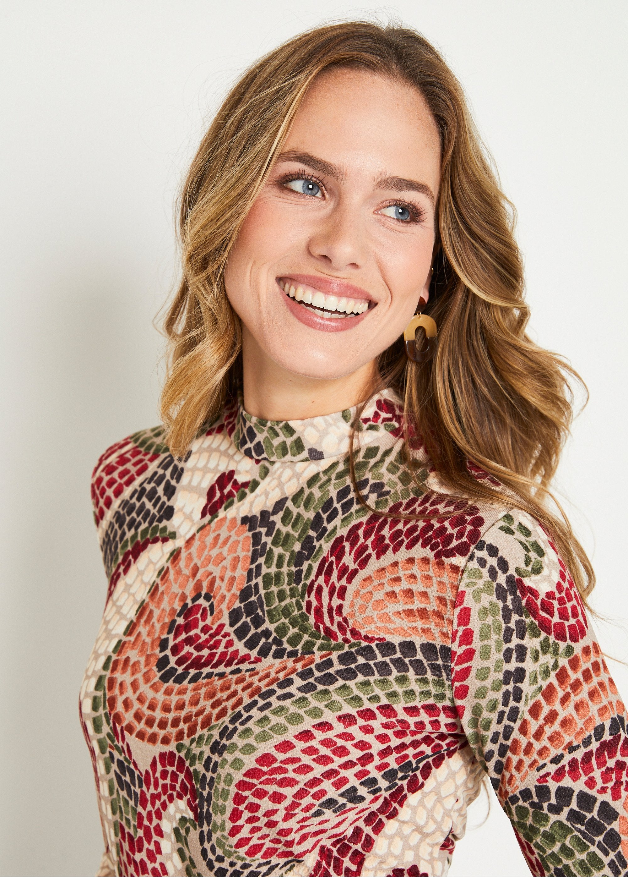 Cálida_camiseta_corta_con_cuello_alto_gráfico_Beige_y_ladrillo_DE1_slim