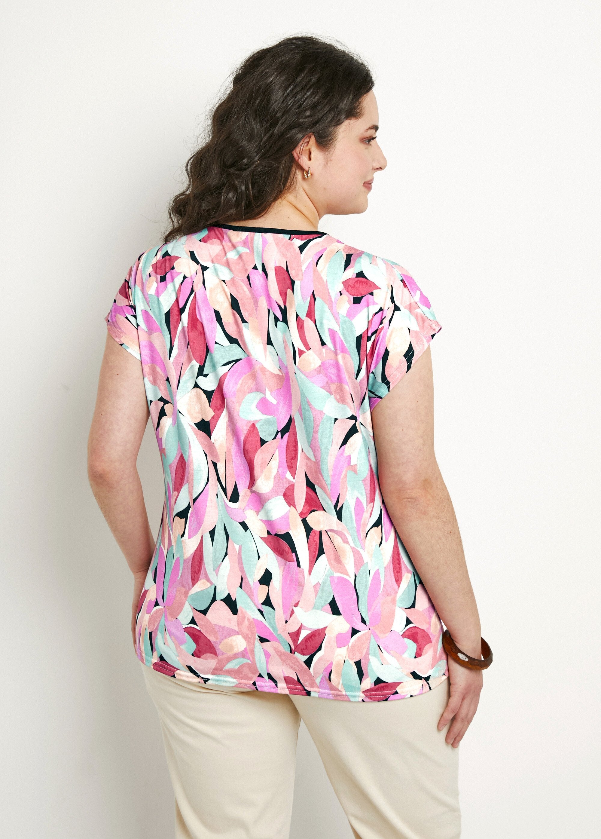Camiseta_corta_con_cuello_de_pico_y_lazos_con_estampado_floral_Negro_y_salmón_DO1_curvy