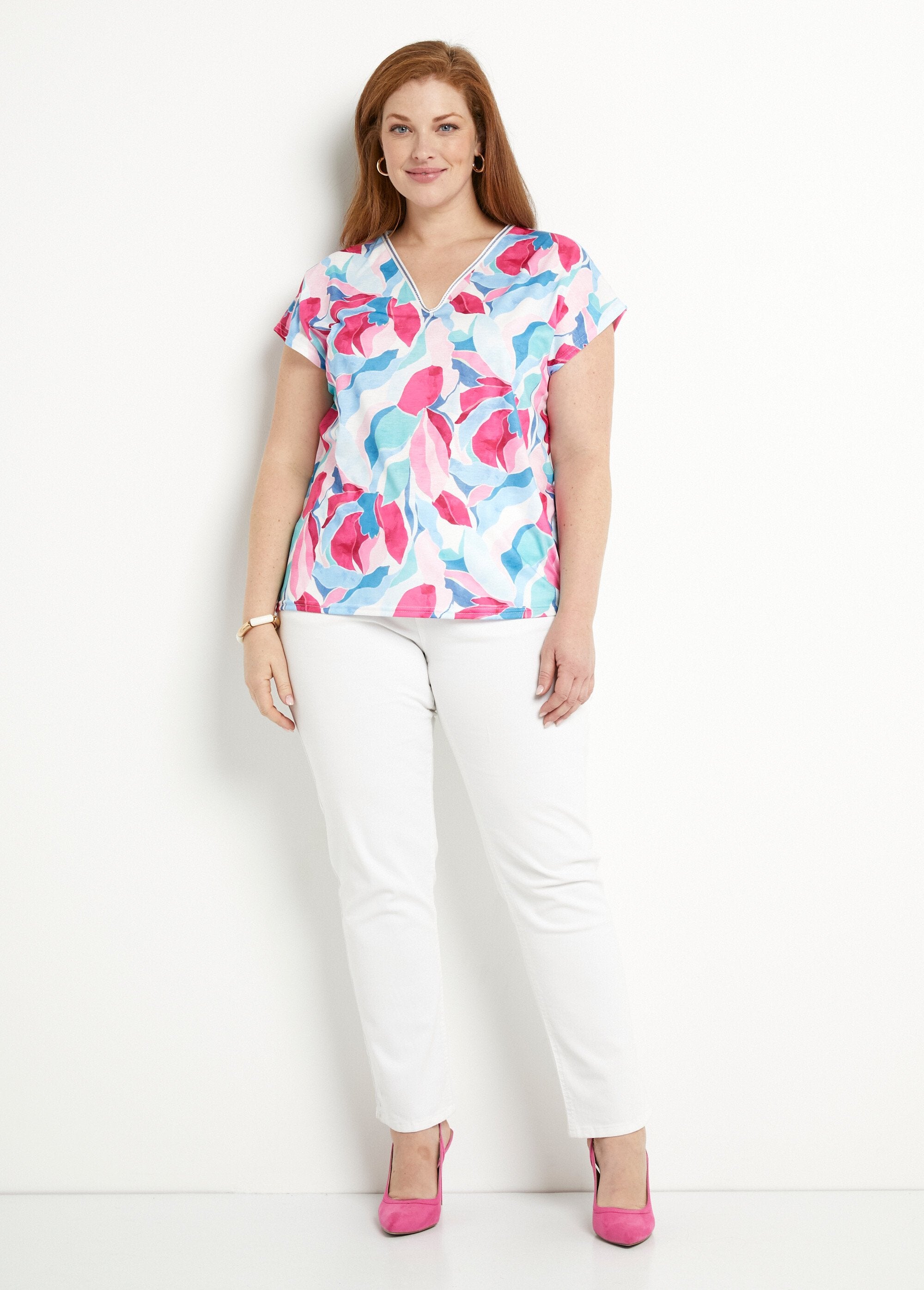 Camiseta_corta_con_cuello_en_V_y_estampado_brillante_azul_y_rosa_SF1_curvy