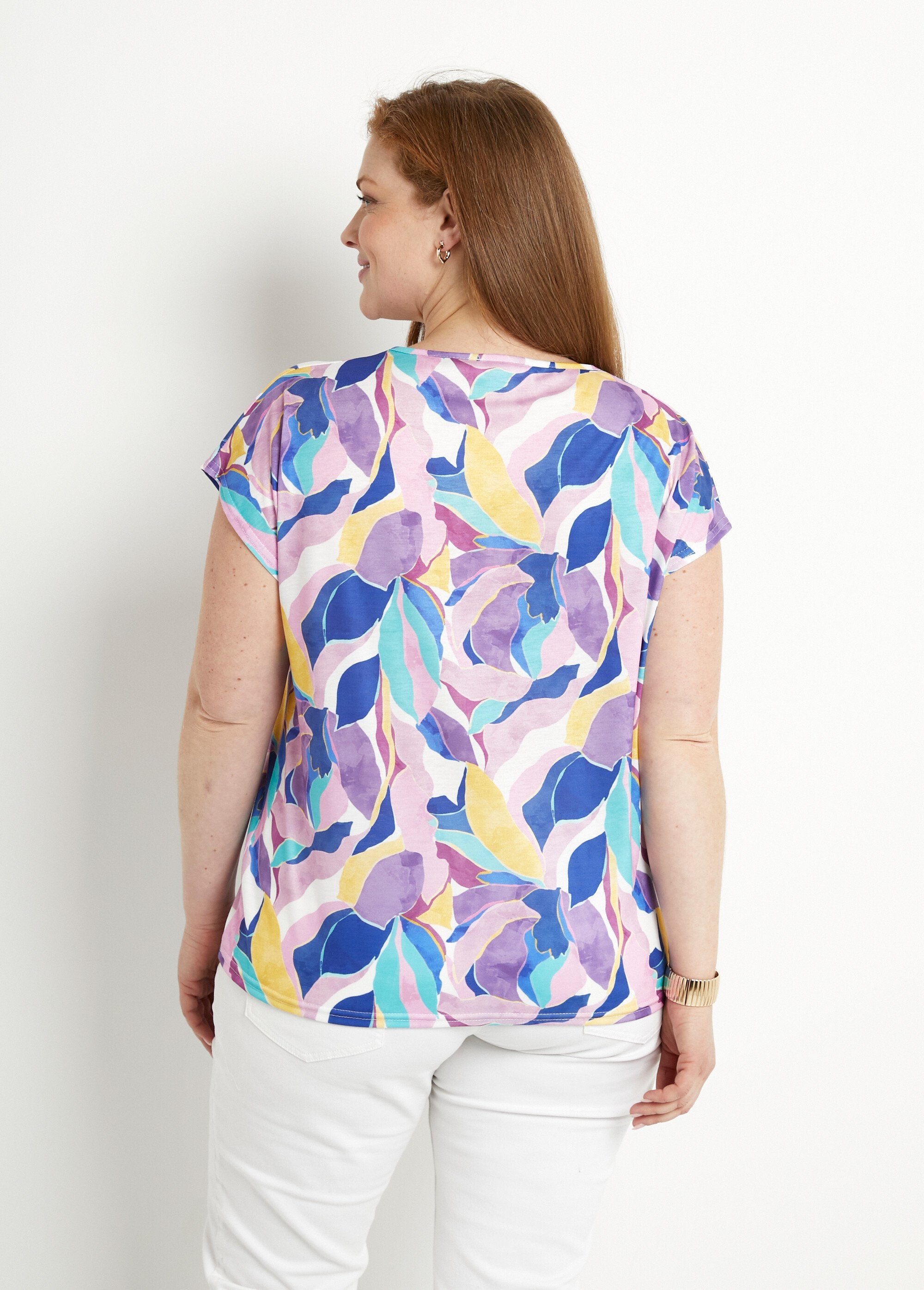 Camiseta_corta_con_cuello_en_V_y_estampado_brillante_Parma_y_amarillo_DO1_curvy