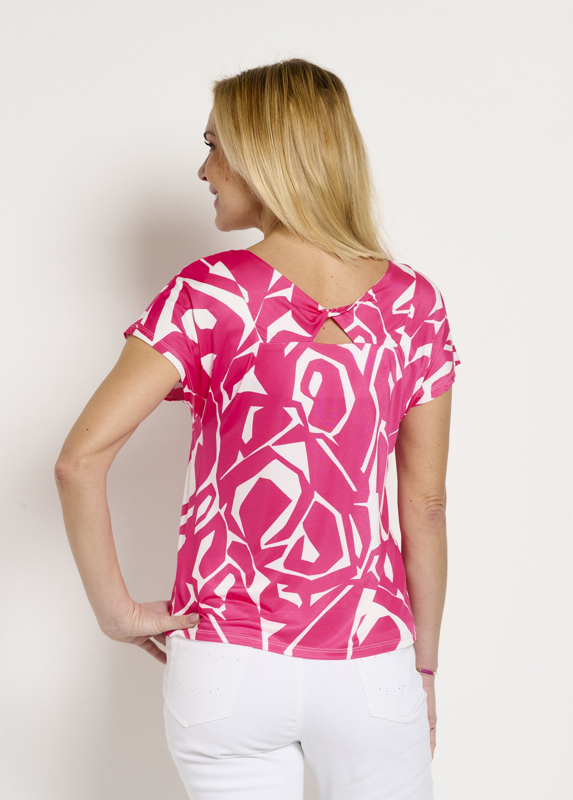 Camiseta_corta_recta_con_cuello_en_V_y_estampado_gráfico_fucsia_y_blanco_DO1_slim