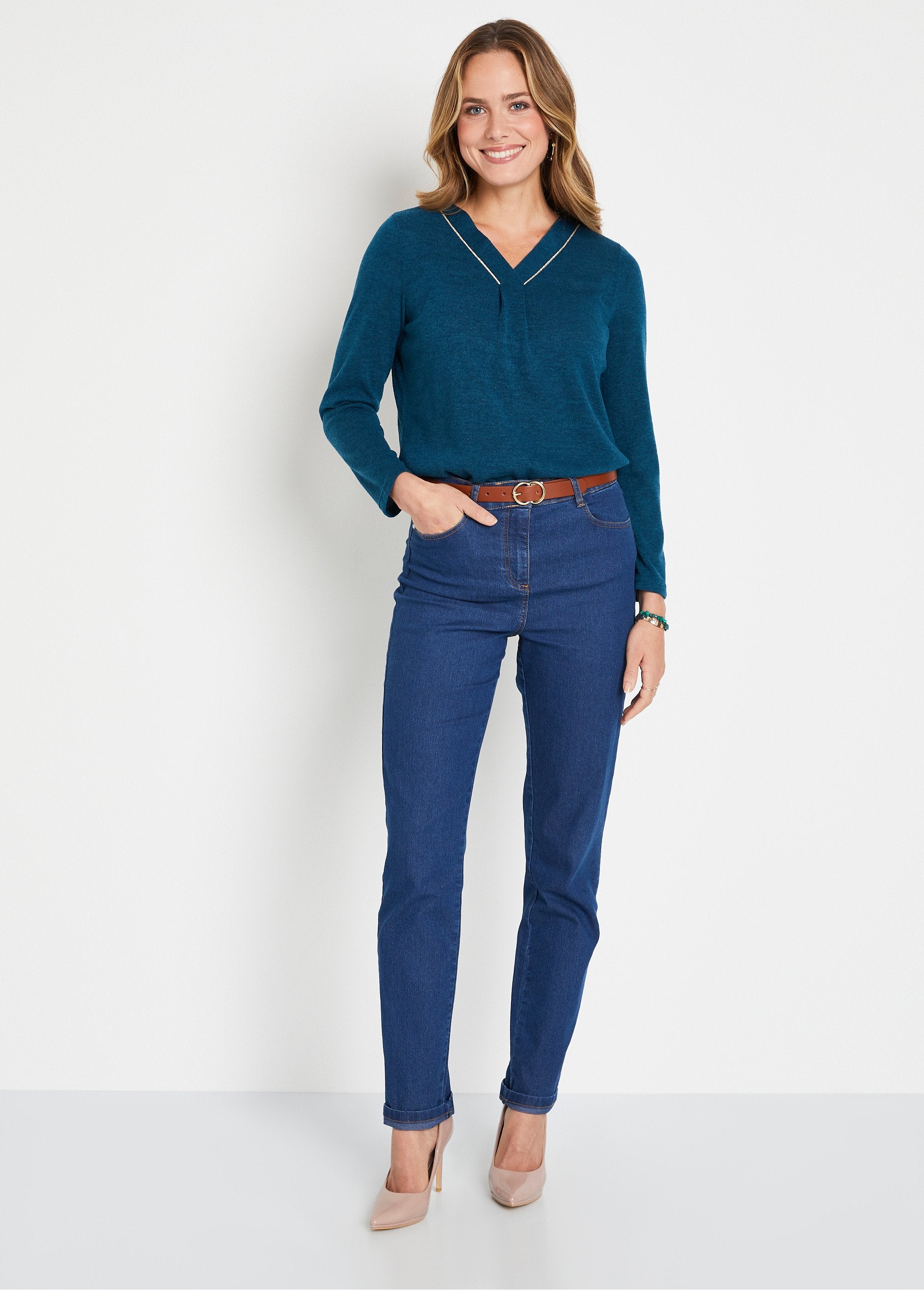 Camiseta_acampanada_de_manga_larga_y_cuello_en_V_pato_simple_SF1_slim