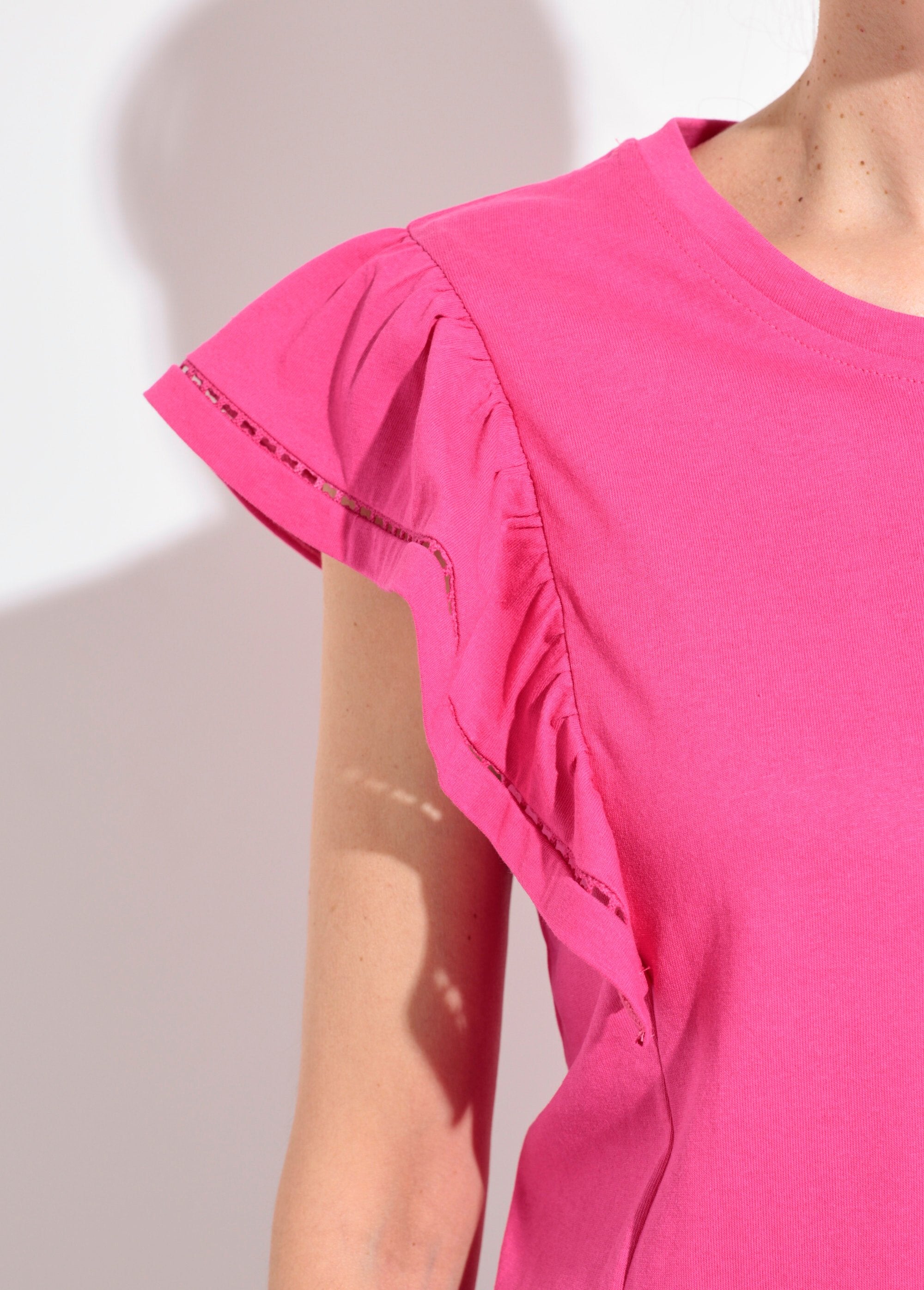 Camiseta_de_manga_corta_con_volantes_calados_Fucsia_DE1_slim