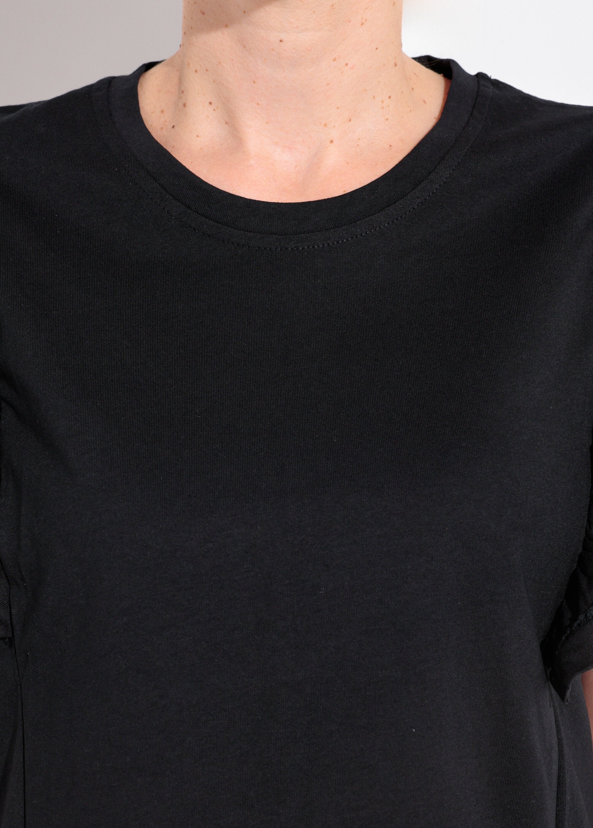 Camiseta_de_manga_corta_con_volantes_calados_Negro_DE1_slim