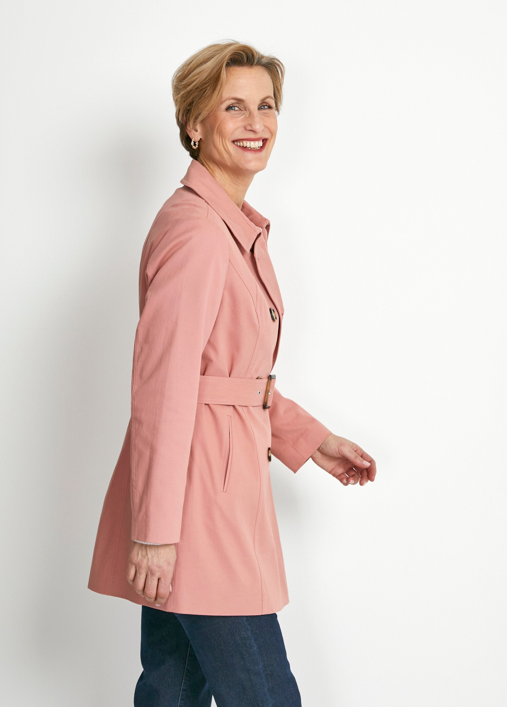 Gabardina_corta_lisa_cruzada_con_cuello_en_pico_rosa_viejo_DR1_slim