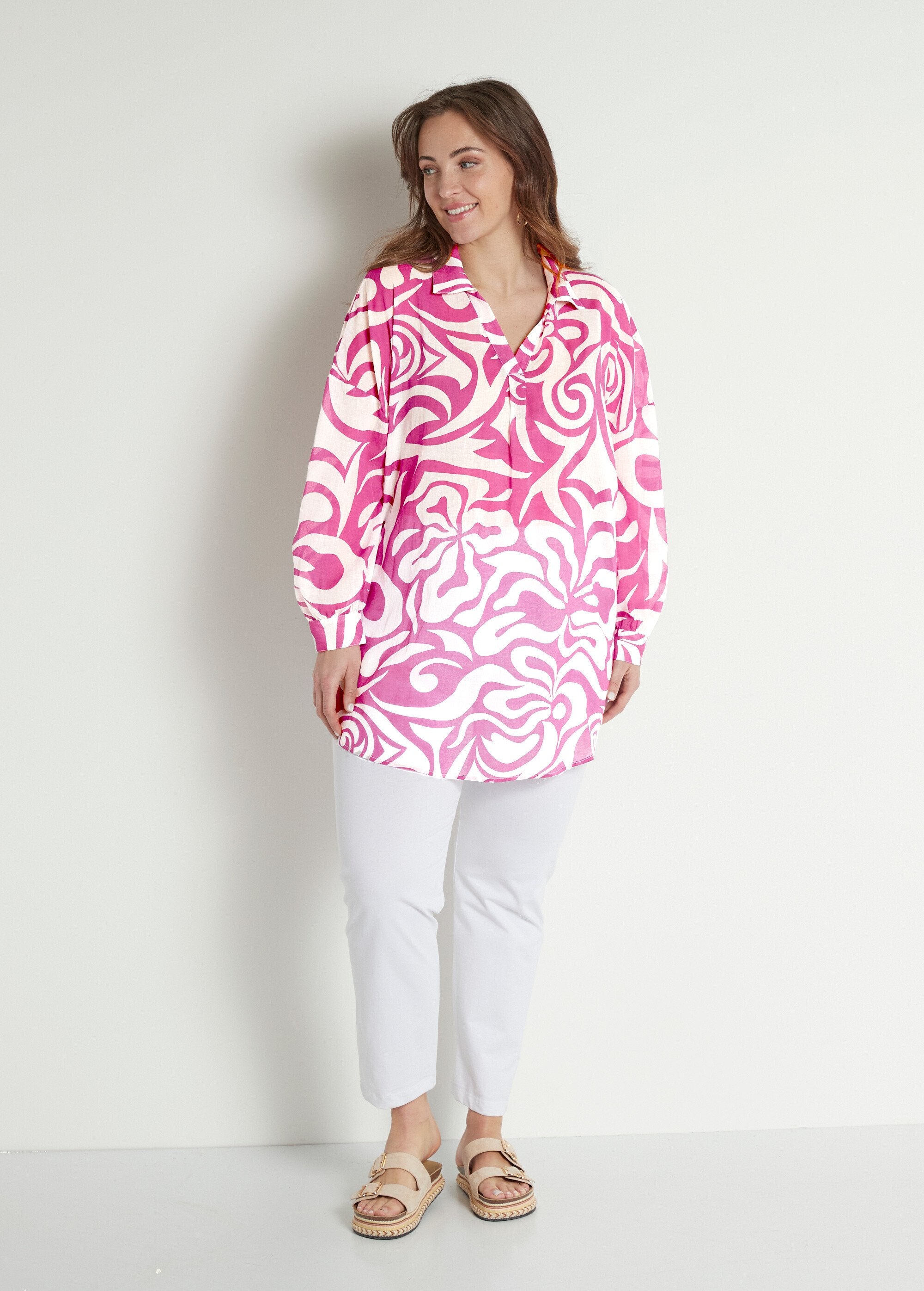 Túnica_larga_de_velo_de_algodón_con_cuello_de_pico_morado_y_blanco_SF1_curvy